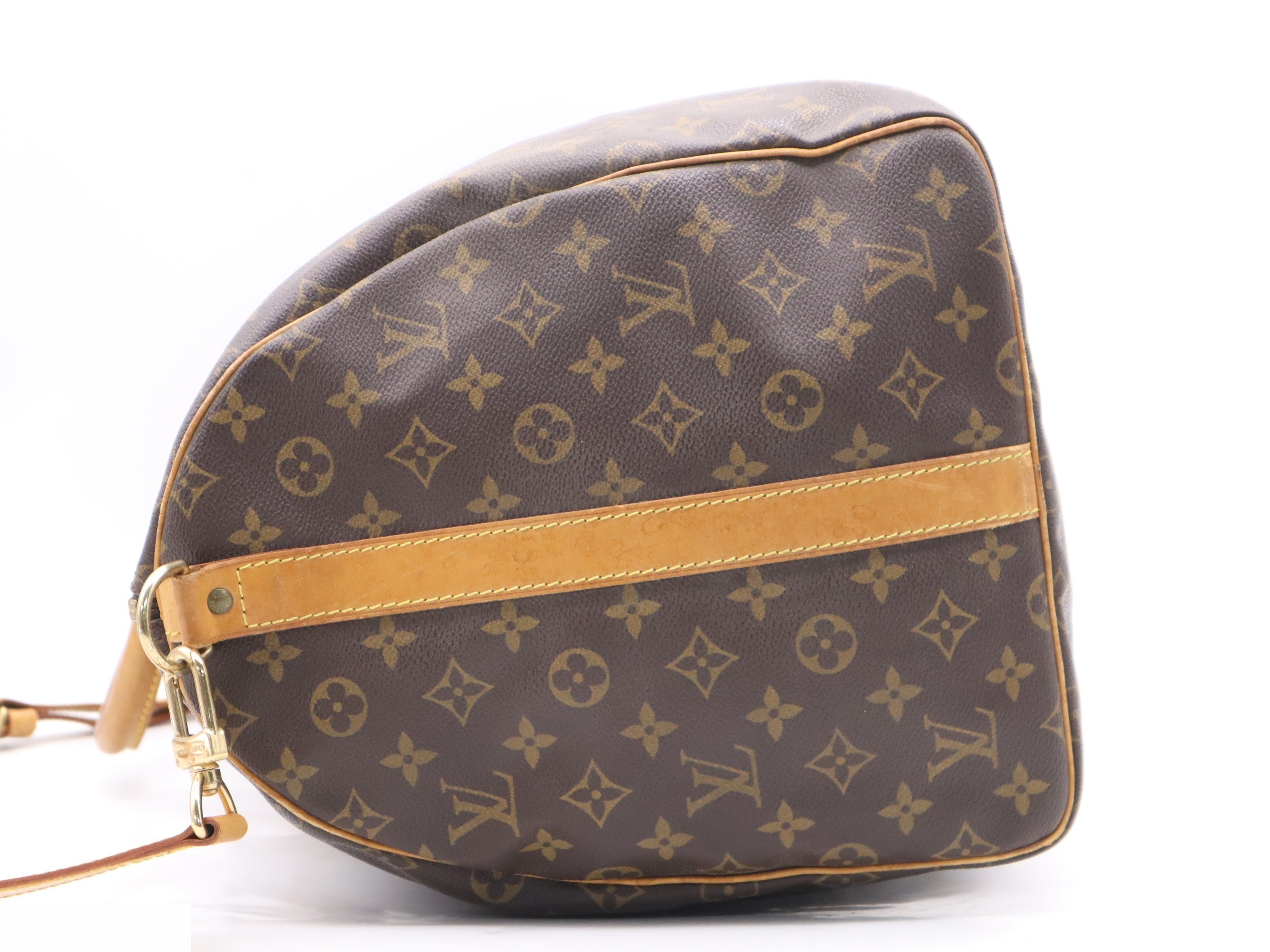 Keepall Bandoulière 55 with shoulder strap, padlock, and name tag. — view 3