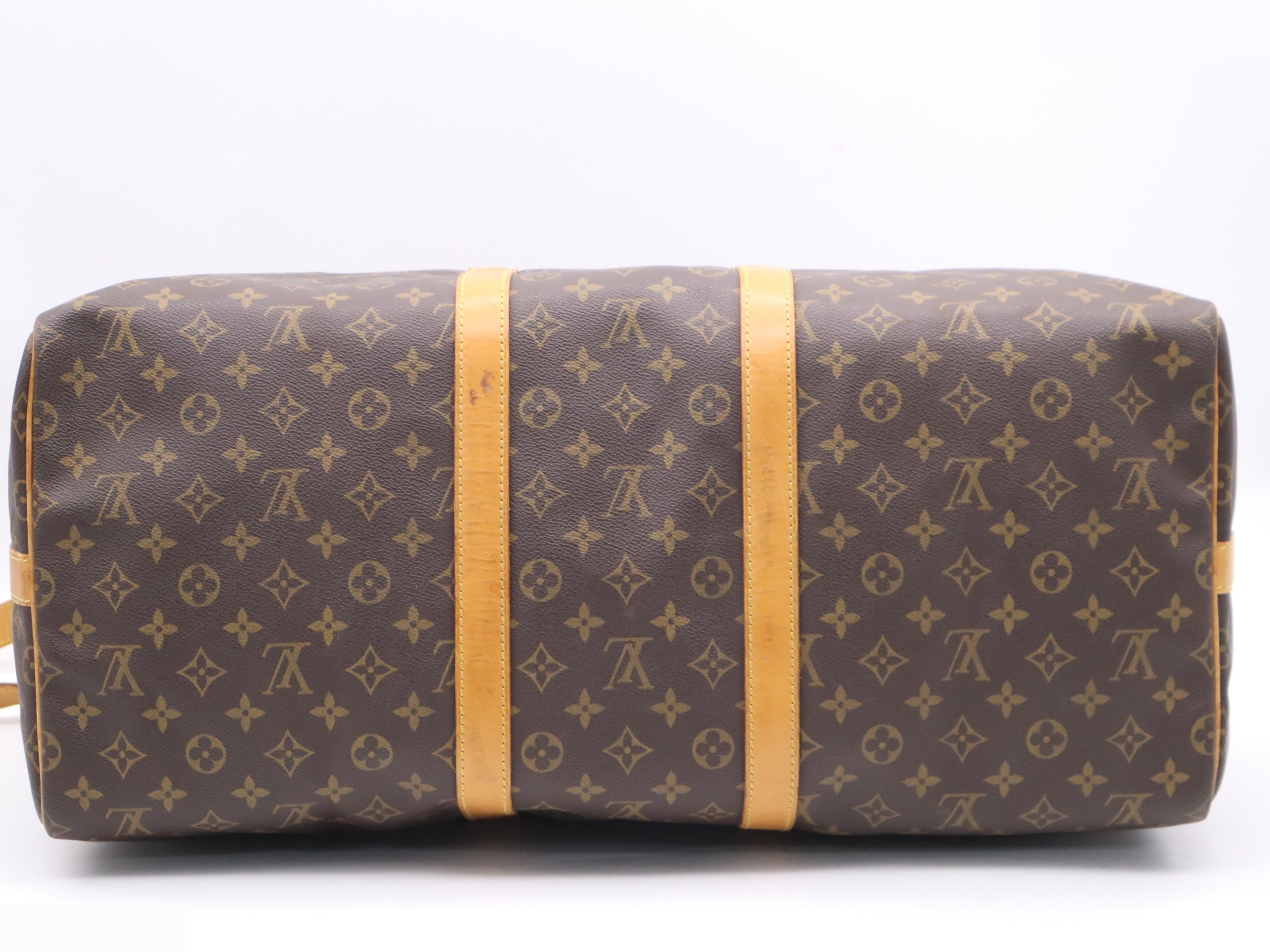 Keepall Bandoulière 55 with shoulder strap, padlock, and name tag. — view 4