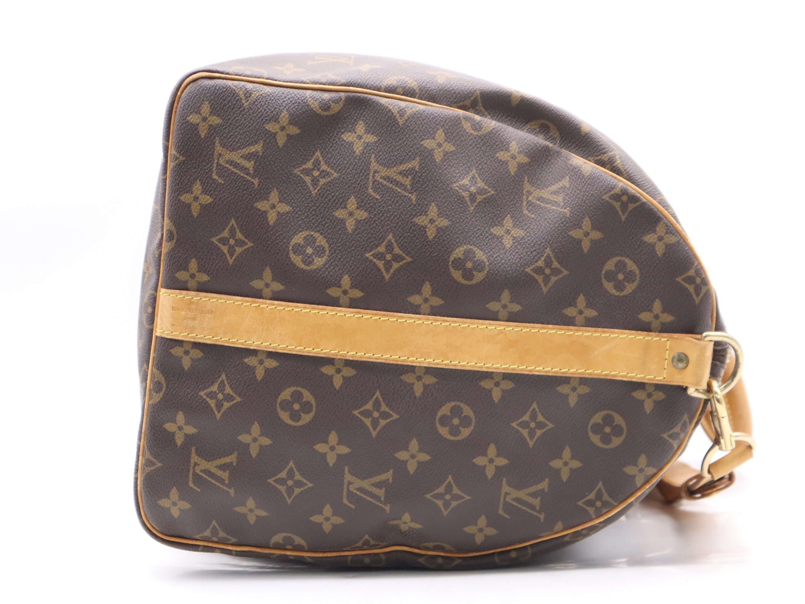 Keepall Bandoulière 55 with shoulder strap, padlock, and name tag. — view 5
