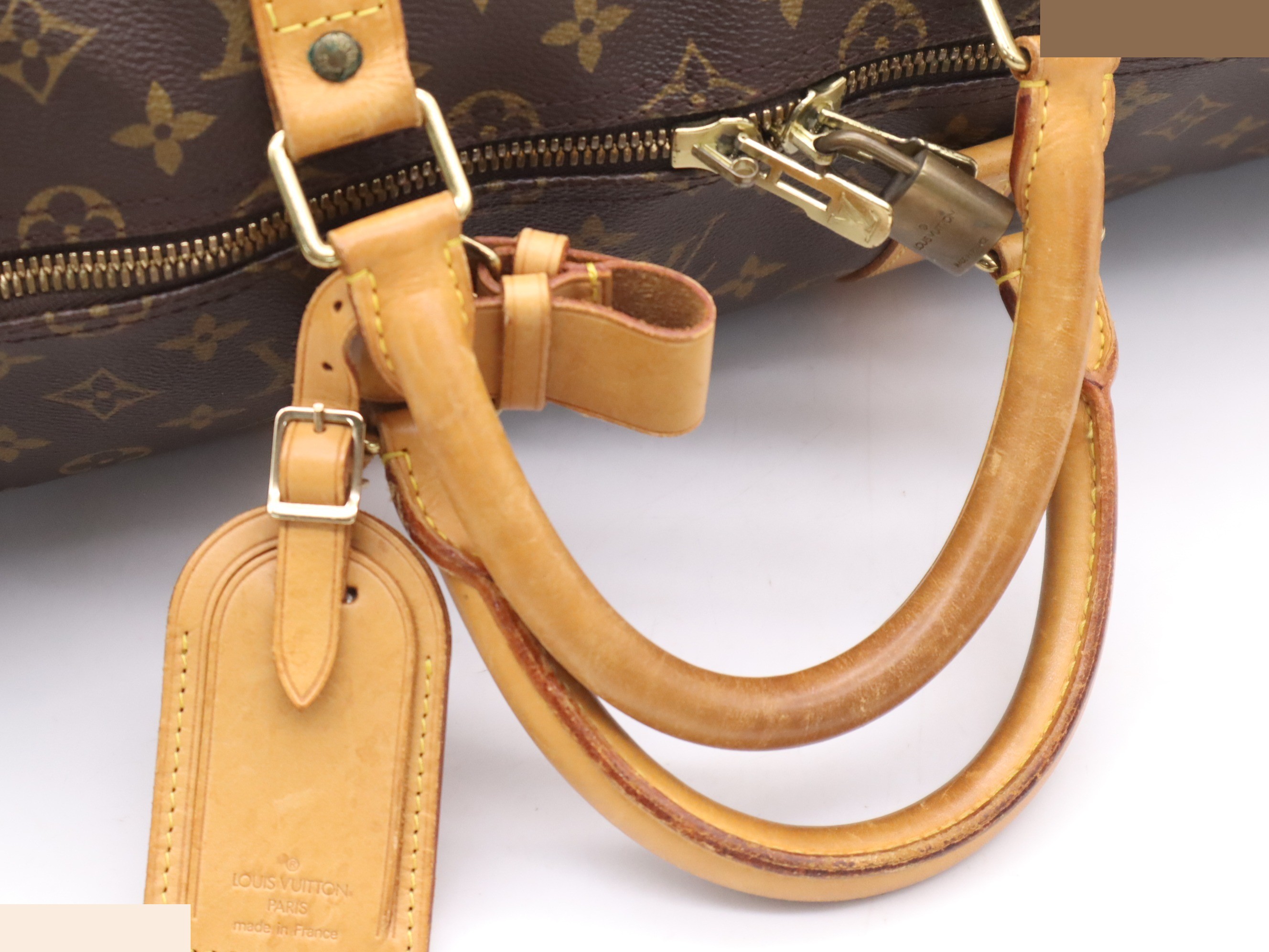 Keepall Bandoulière 55 with shoulder strap, padlock, and name tag. — view 6