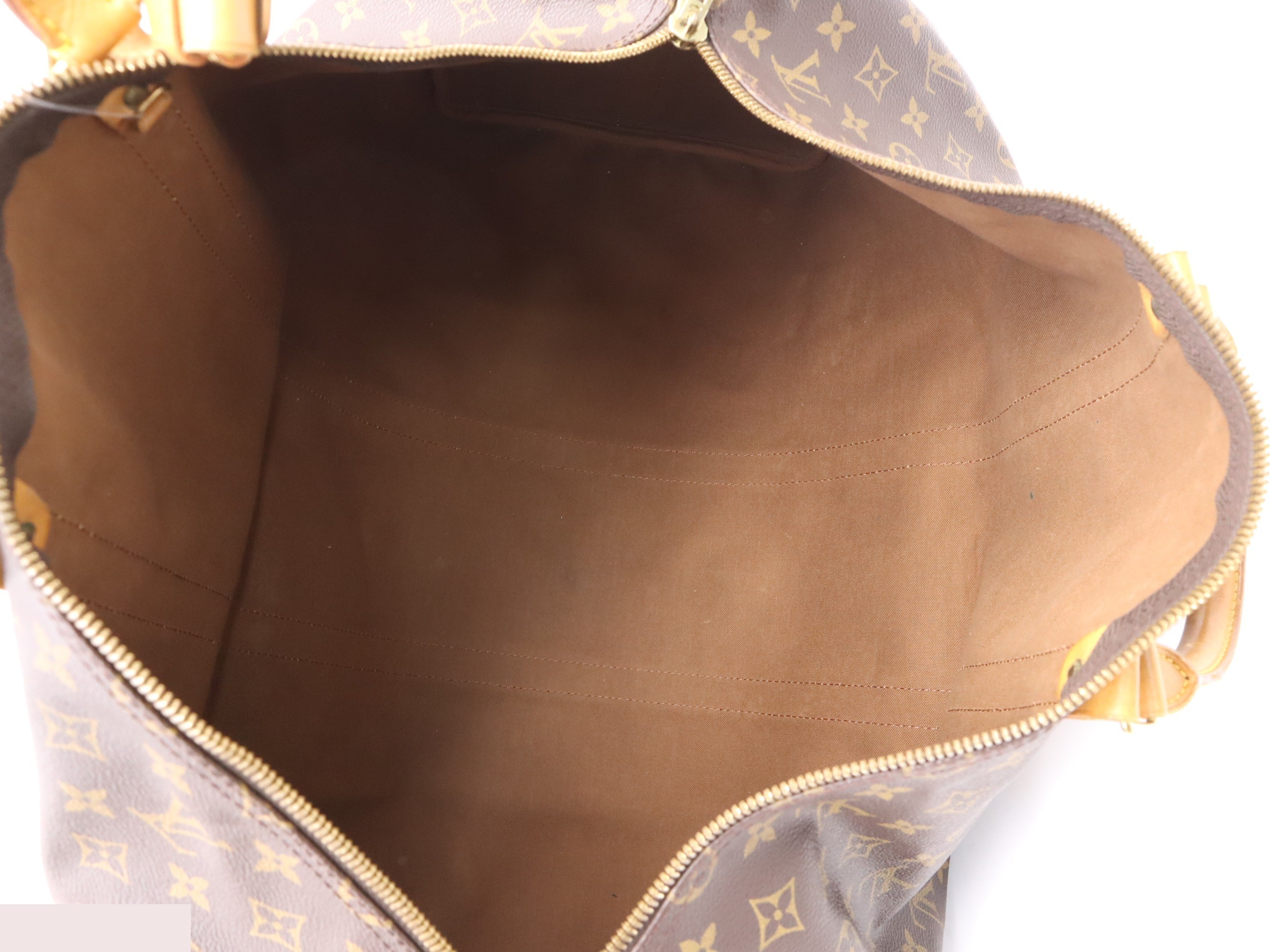 Keepall Bandoulière 55 with shoulder strap, padlock, and name tag. — view 7