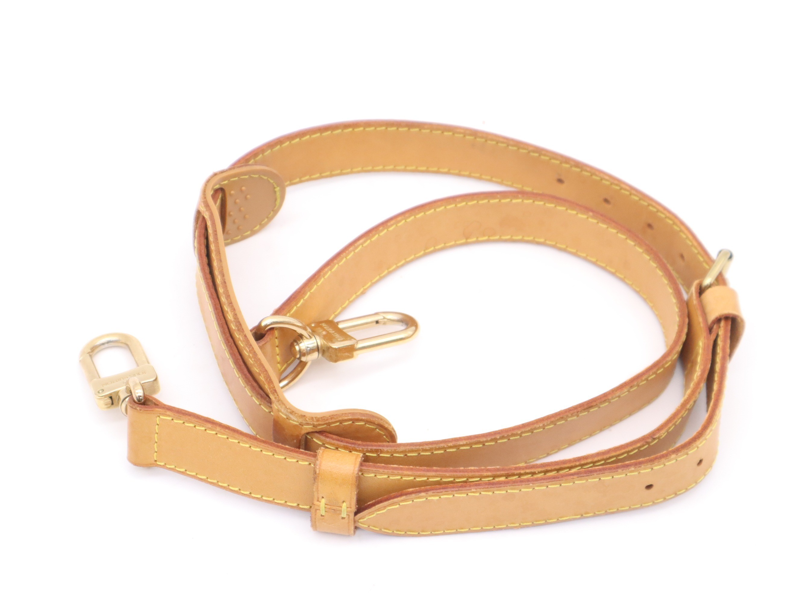 Keepall Bandoulière 55 with shoulder strap, padlock, and name tag. — view 8