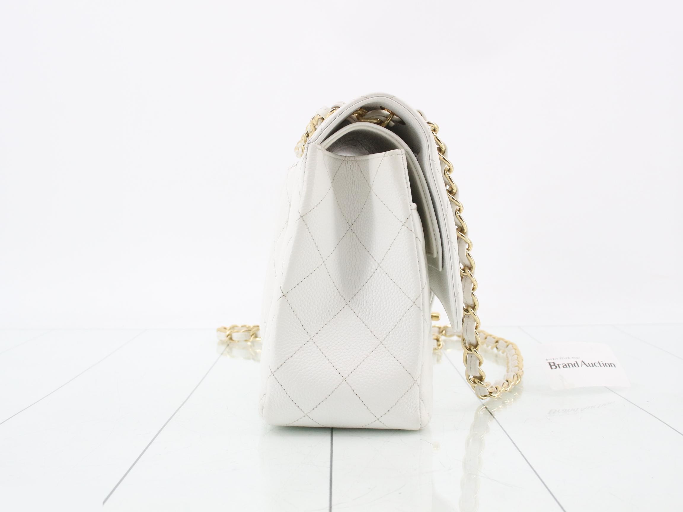 Caviar leather Matelassé 30 Jumbo bag, white, gold hardware. — view 4
