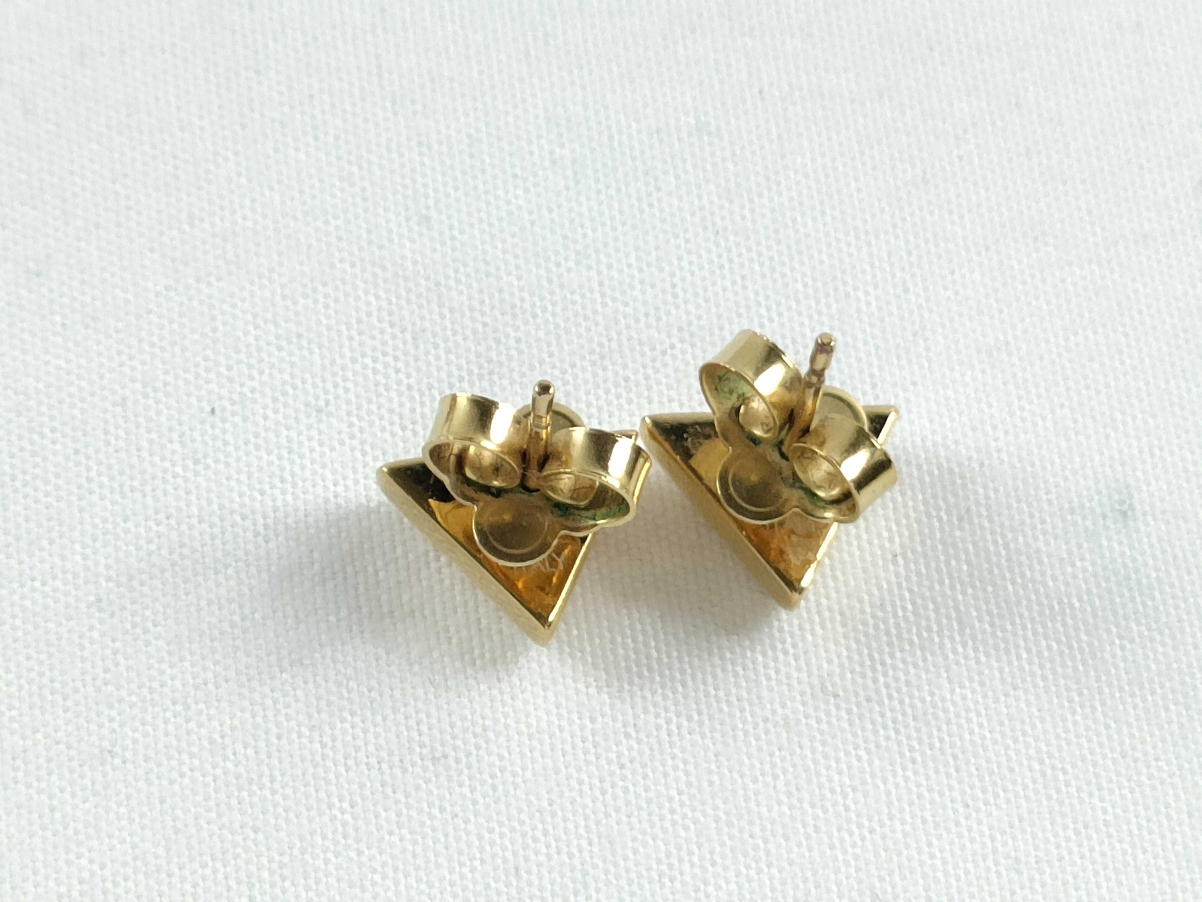 LV Essential V Gold Earrings — view 2