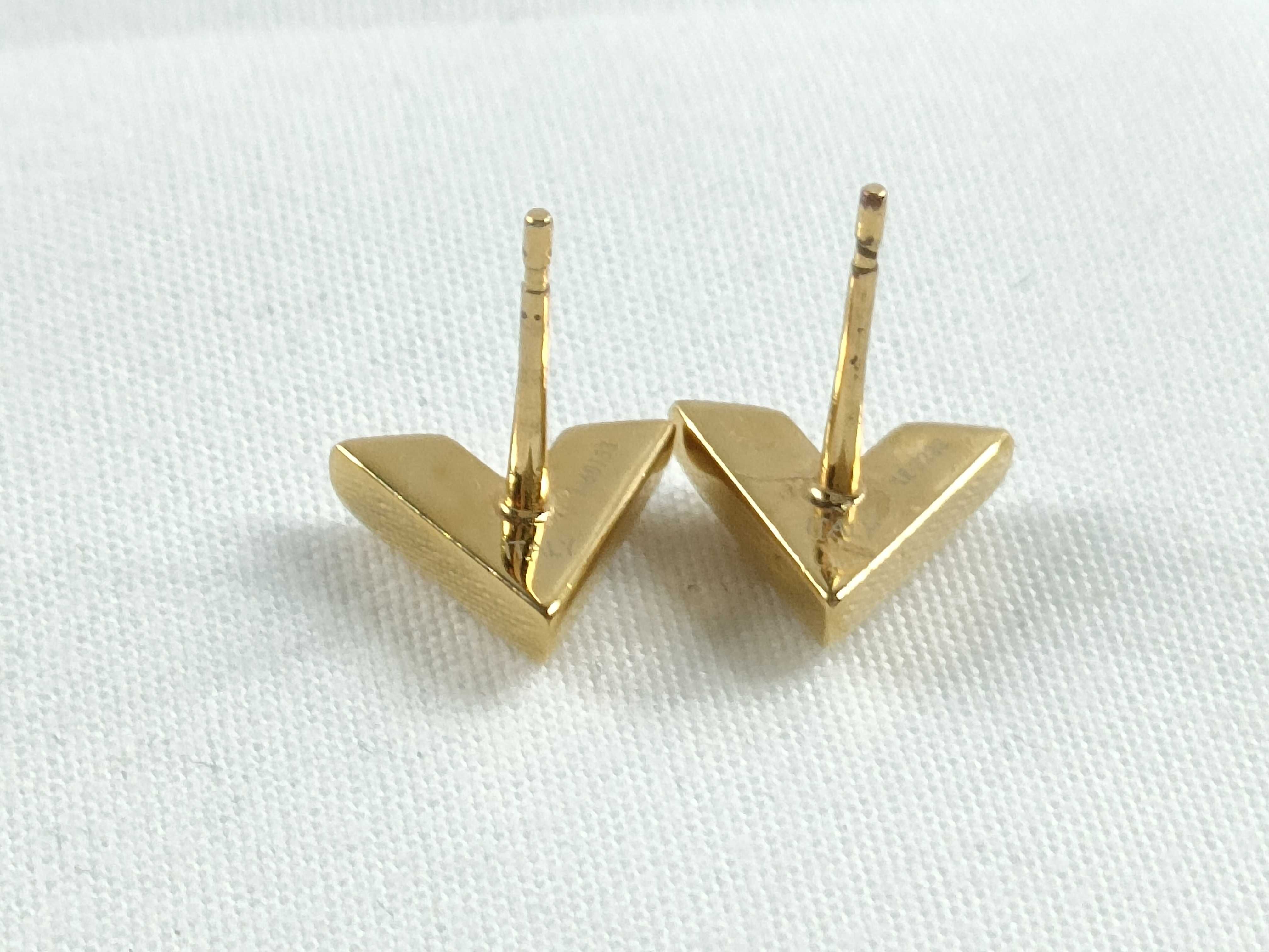 LV Essential V Gold Earrings — view 3