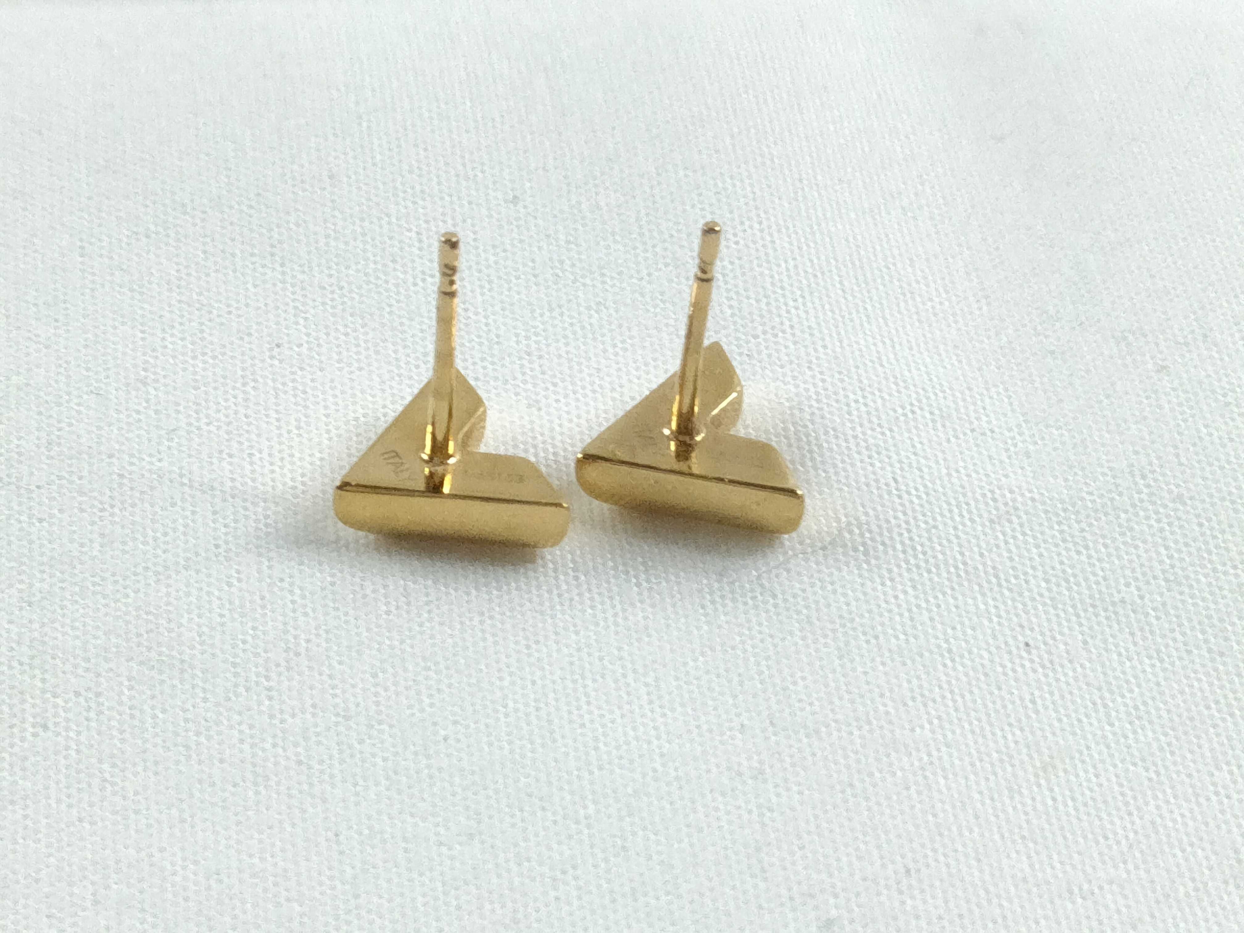 LV Essential V Gold Earrings — view 4