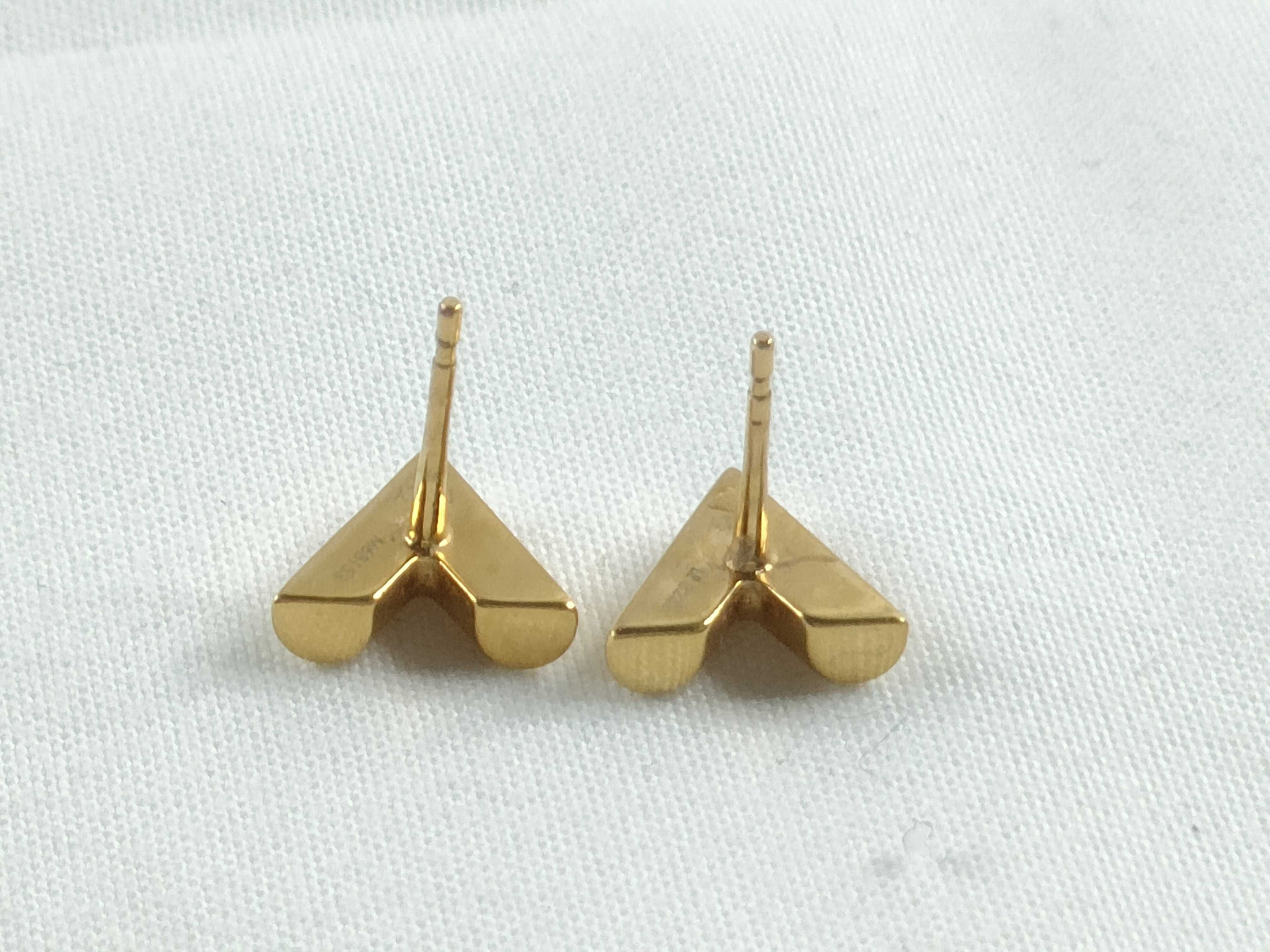 LV Essential V Gold Earrings — view 5