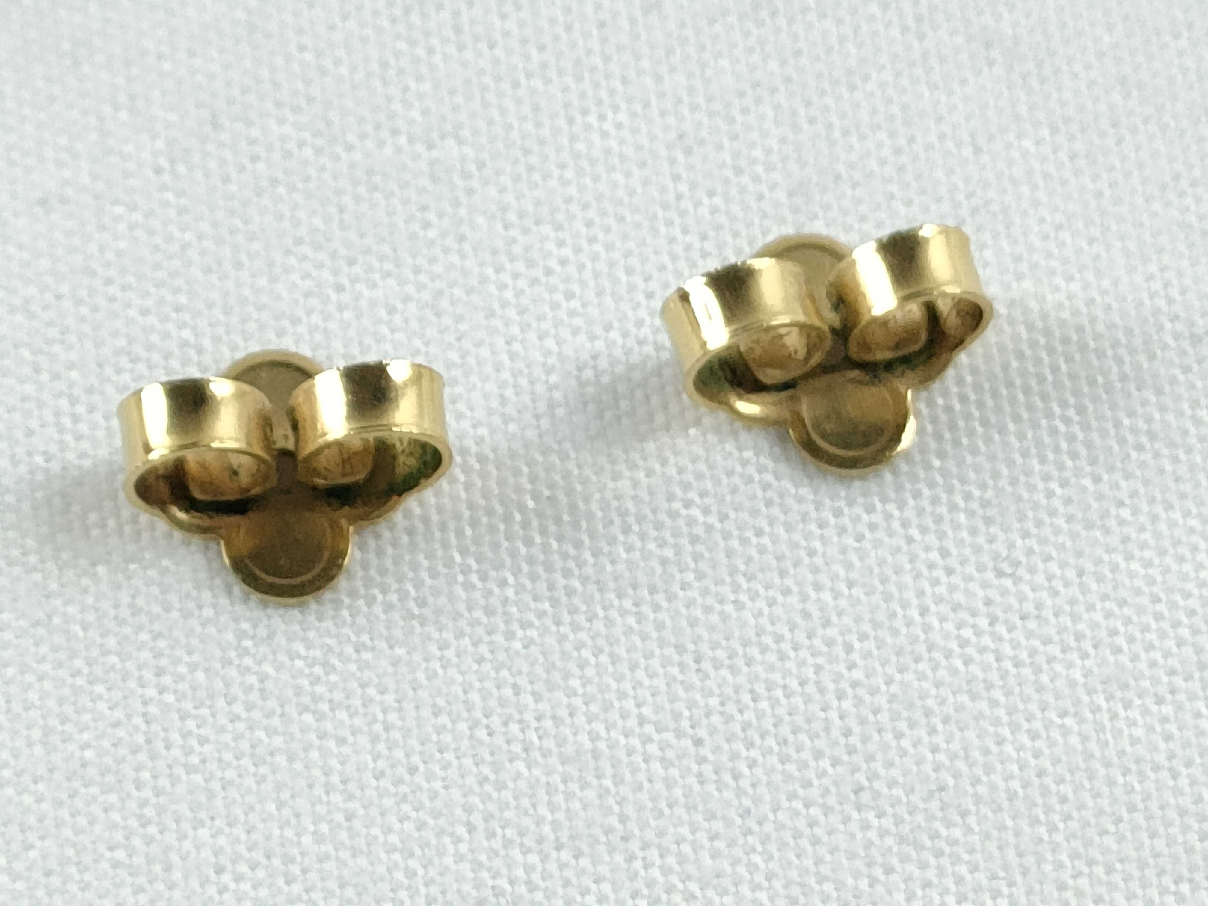 LV Essential V Gold Earrings — view 9