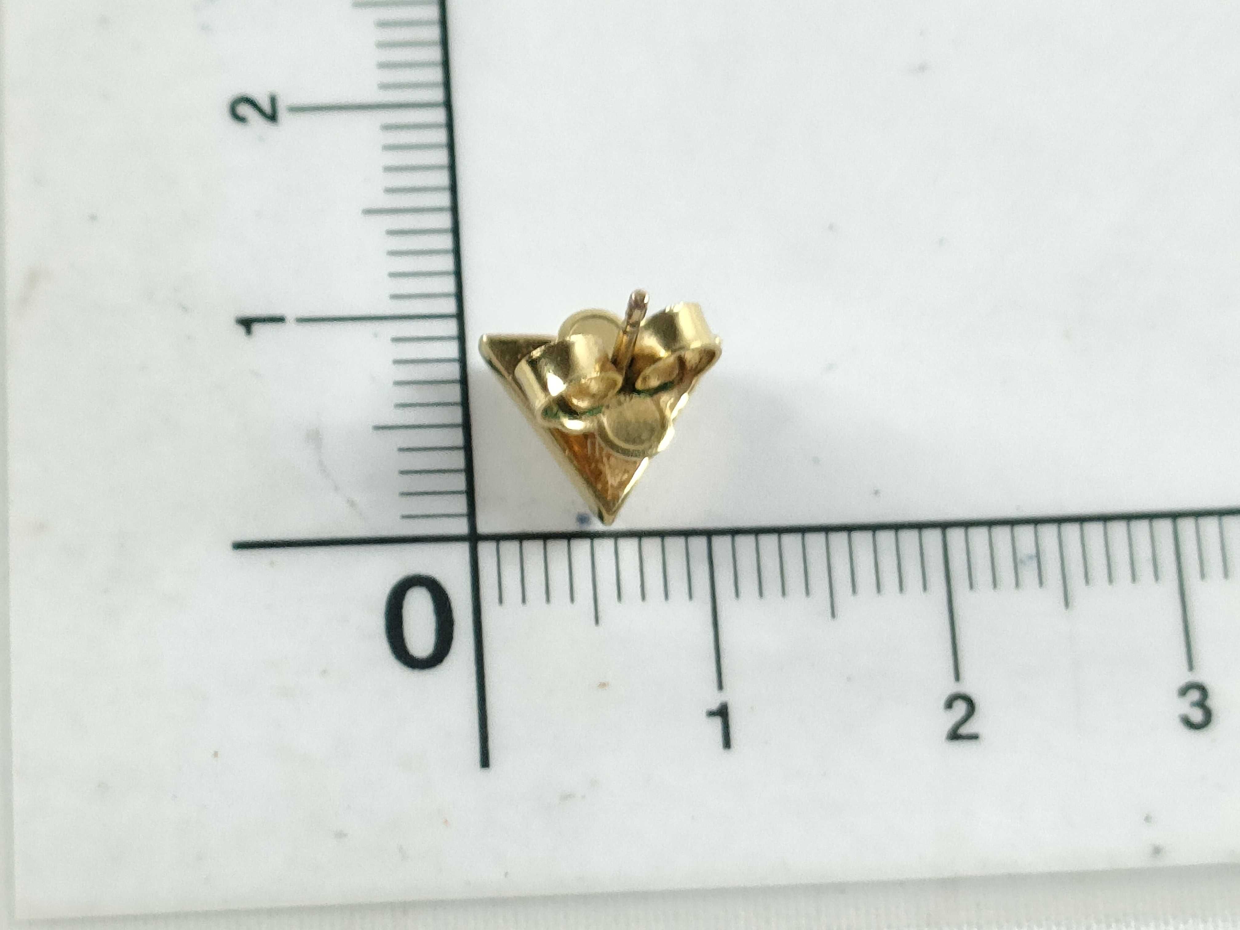 LV Essential V Gold Earrings — view 10