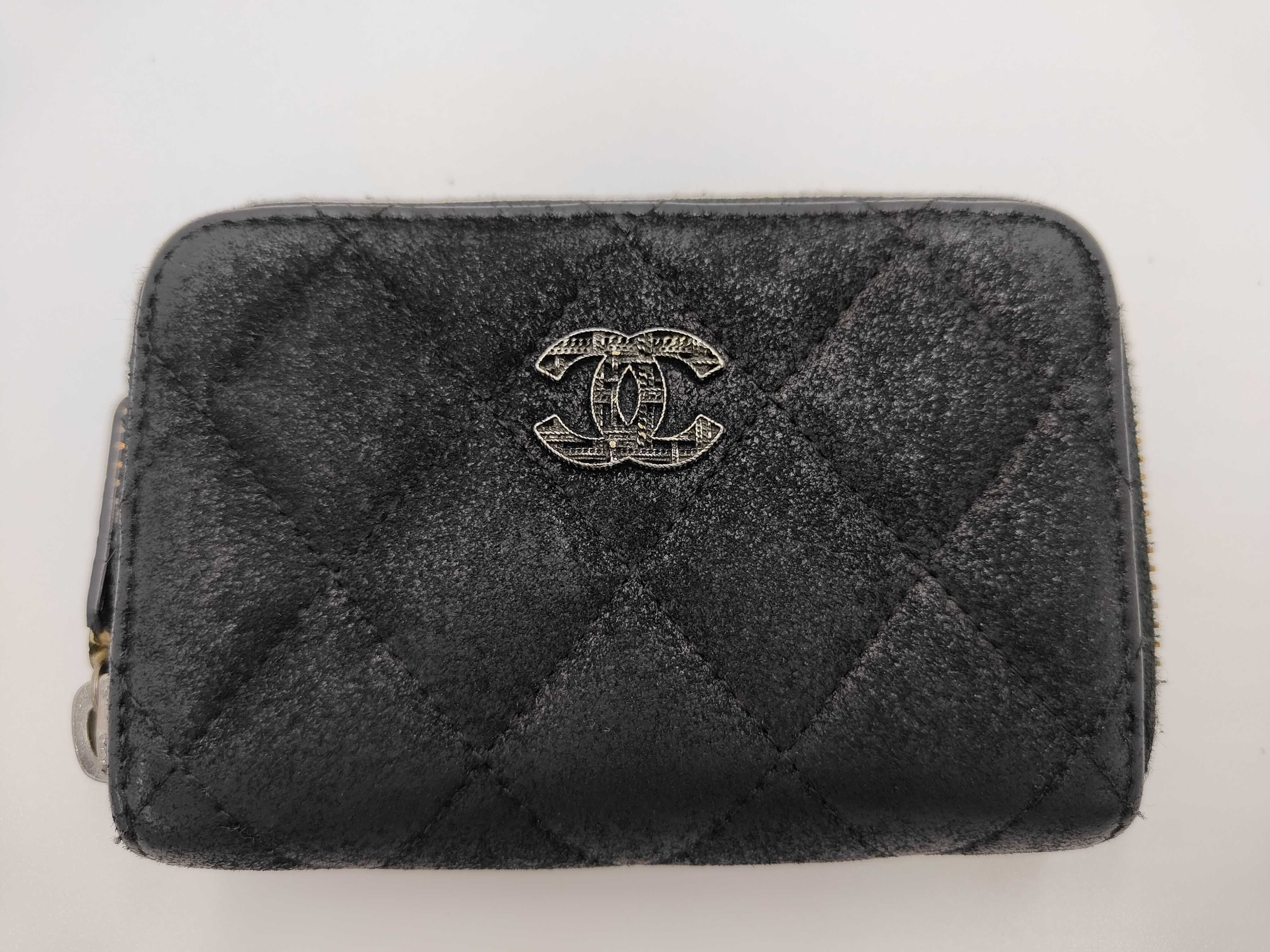 Matelassé Chain Me Goatskin Coin Case (with seal, card, and box)