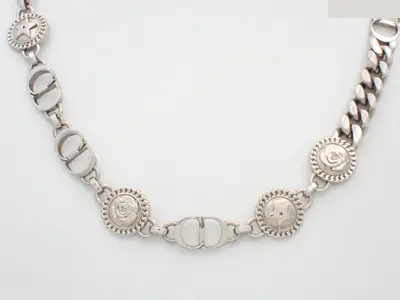 Other line: Precious metal necklaces and pendants, neck circumference approximately 50cm.