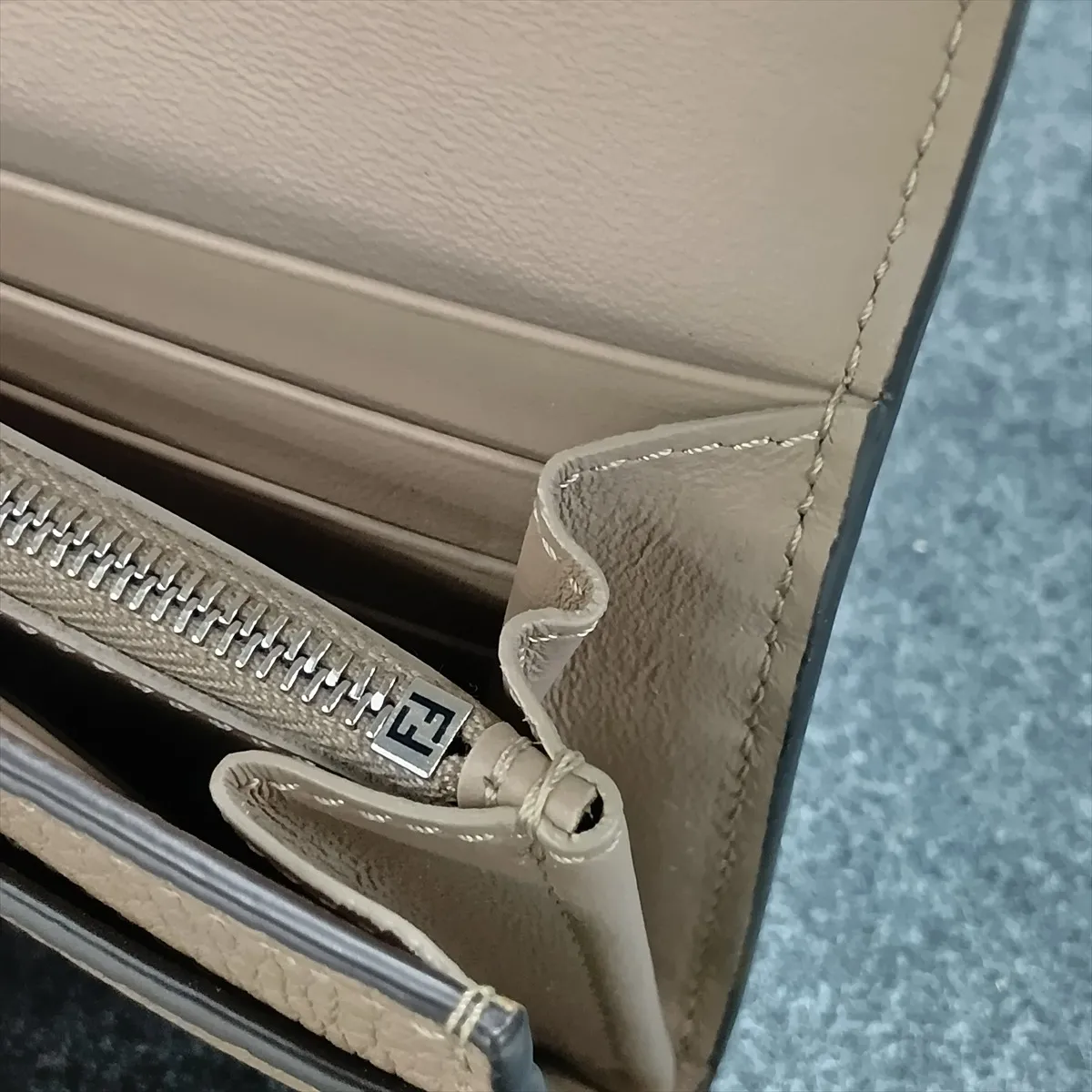 Peekaboo 8M0427 Leather Long Wallet, Beige — view 13