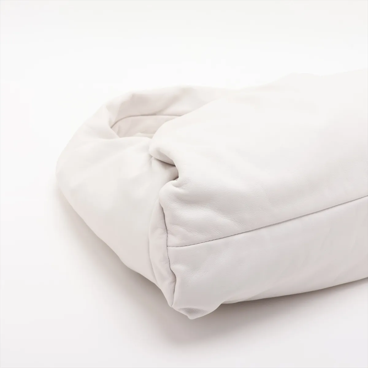 The Shoulder Pouch Leather Shoulder Bag White — view 4