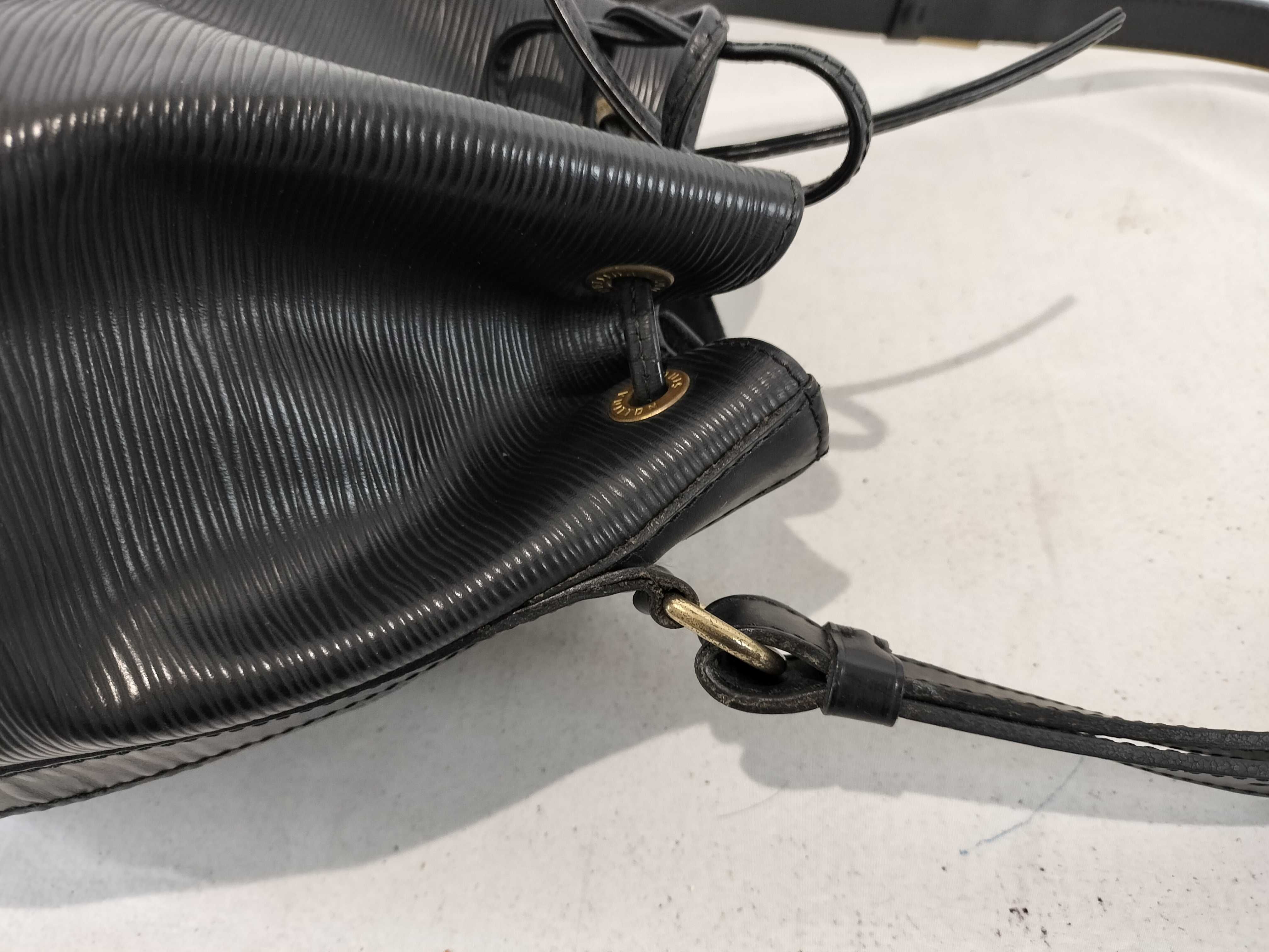Epi M59012 Petit Noé Black Shoulder Bag — view 5