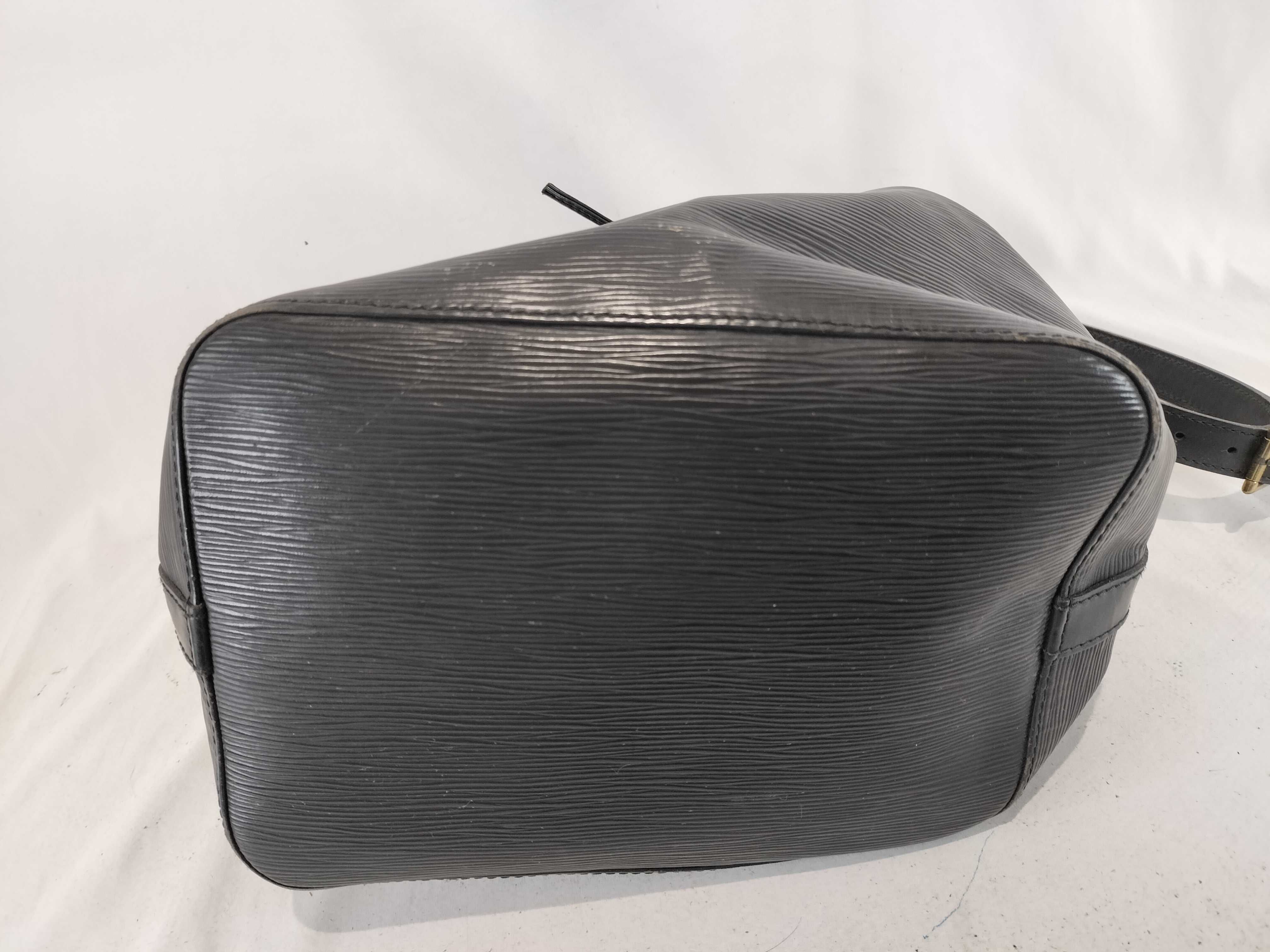 Epi M59012 Petit Noé Black Shoulder Bag — view 7