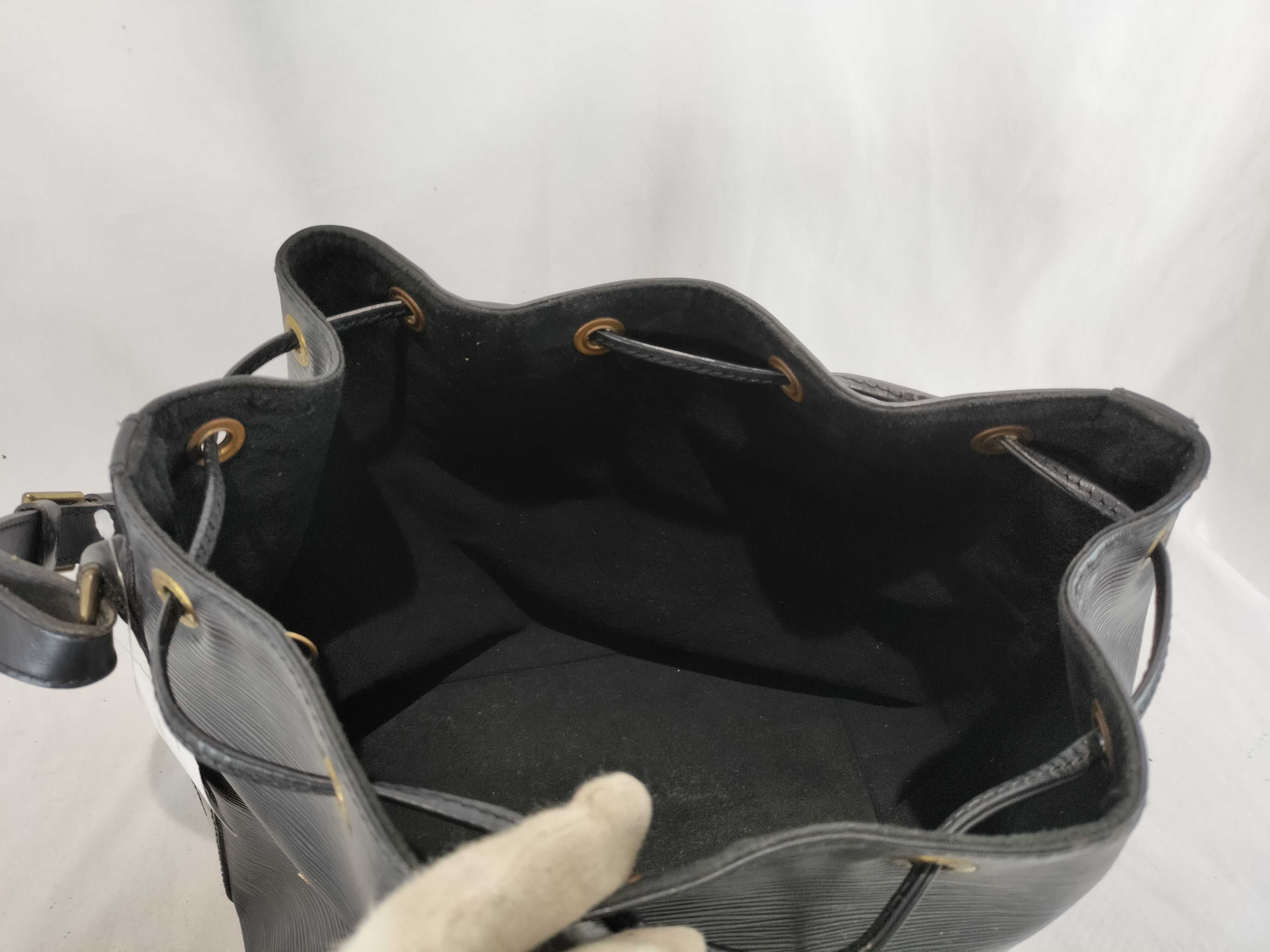 Epi M59012 Petit Noé Black Shoulder Bag — view 9