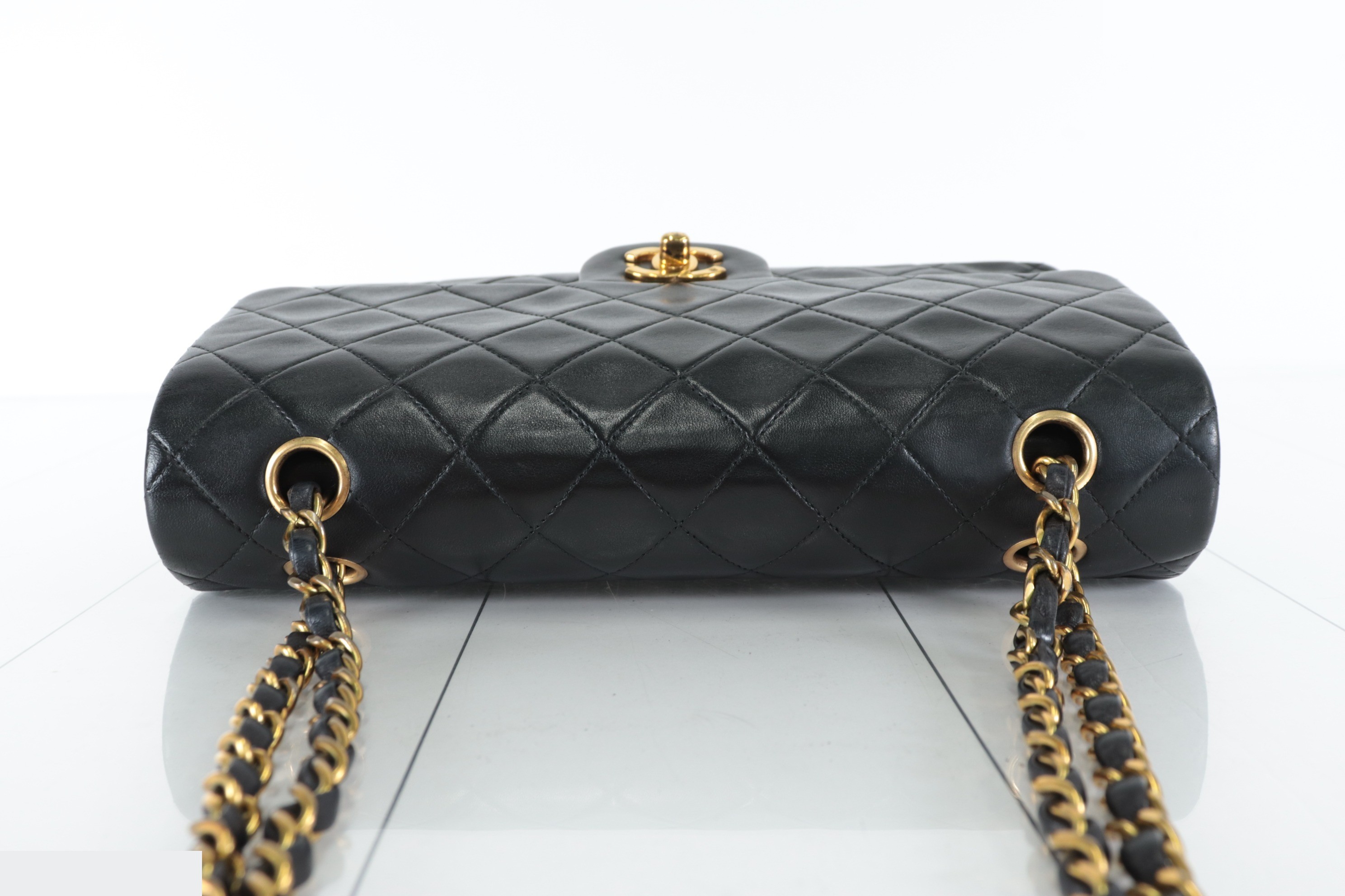 Double flap 25 Lambskin Chain Shoulder Bag, Series 4 — view 5
