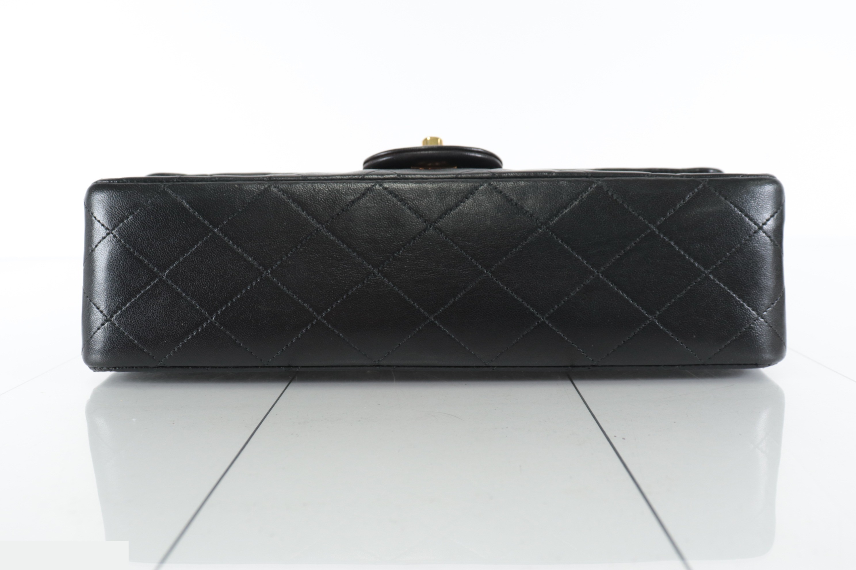 Double flap 25 Lambskin Chain Shoulder Bag, Series 4 — view 6