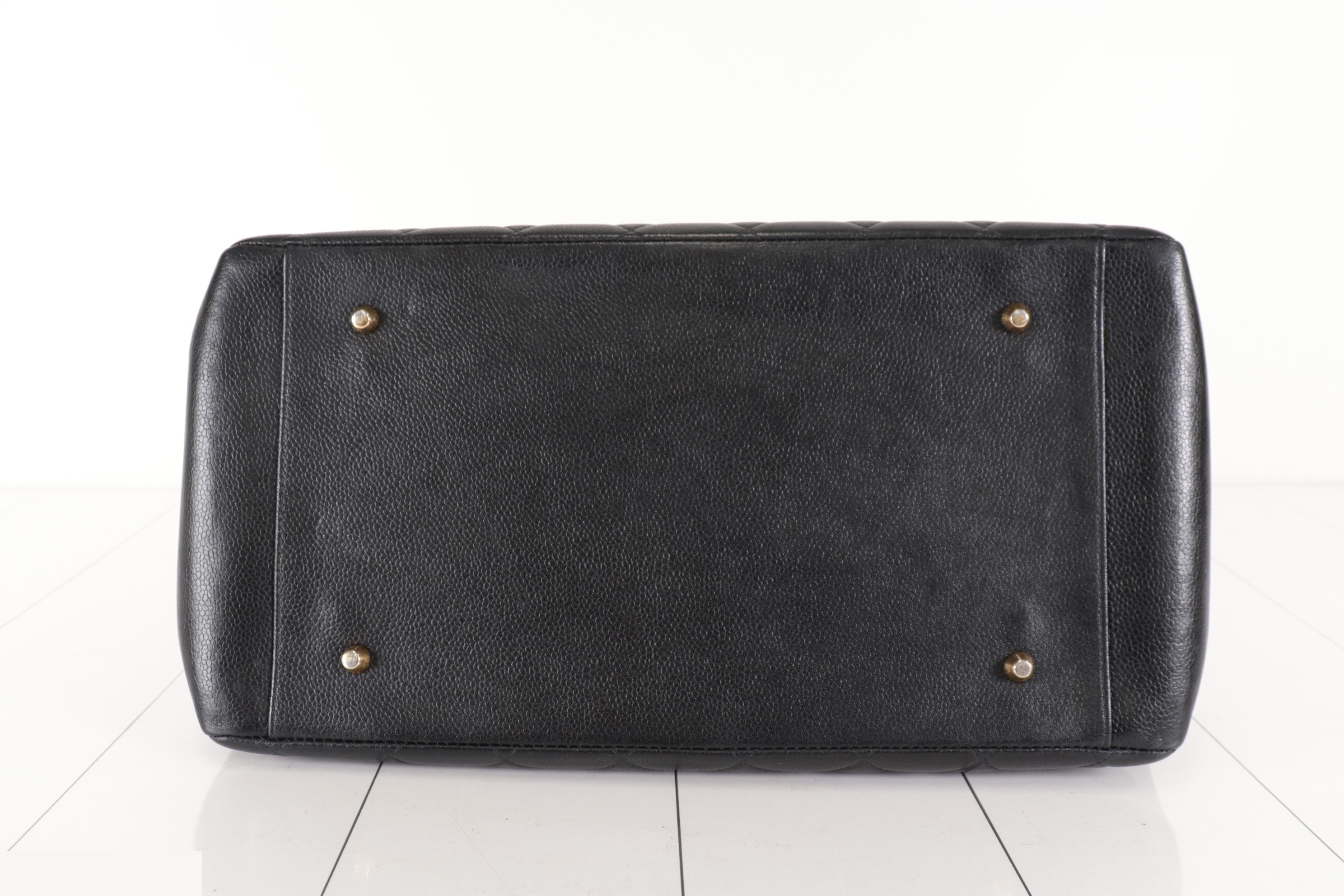 Caviar Chain Tote, Unit 4 — view 5