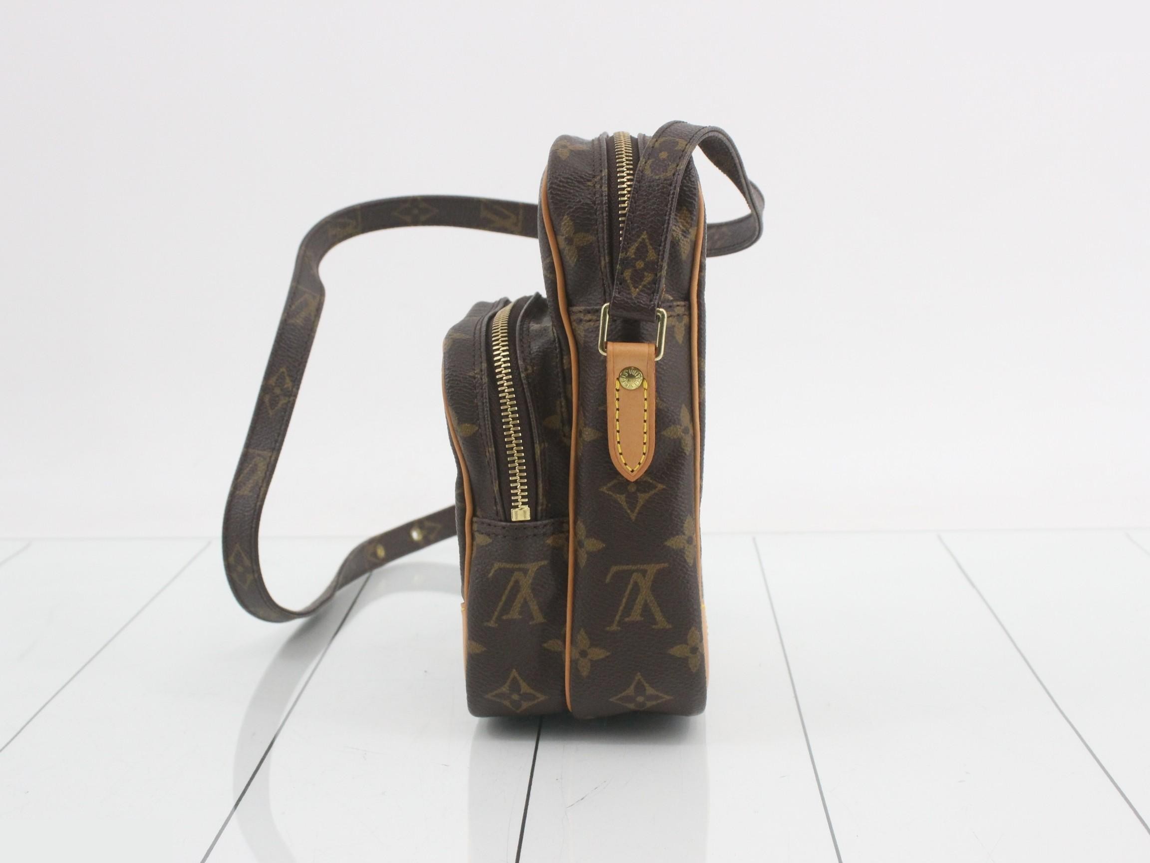 Amazon - Includes storage bag, box, and grip. — view 3