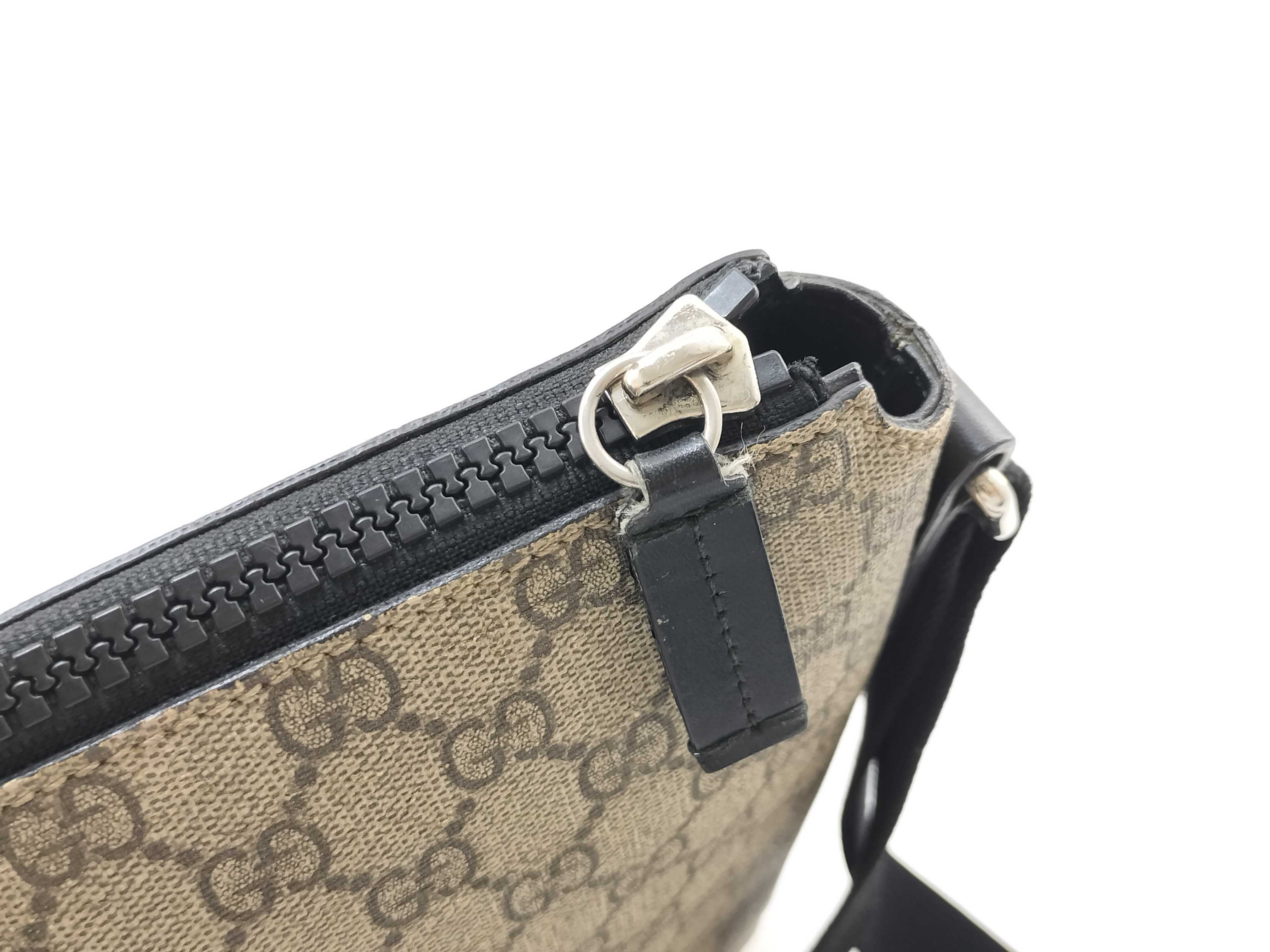 GG Supreme Shoulder Bag — view 9