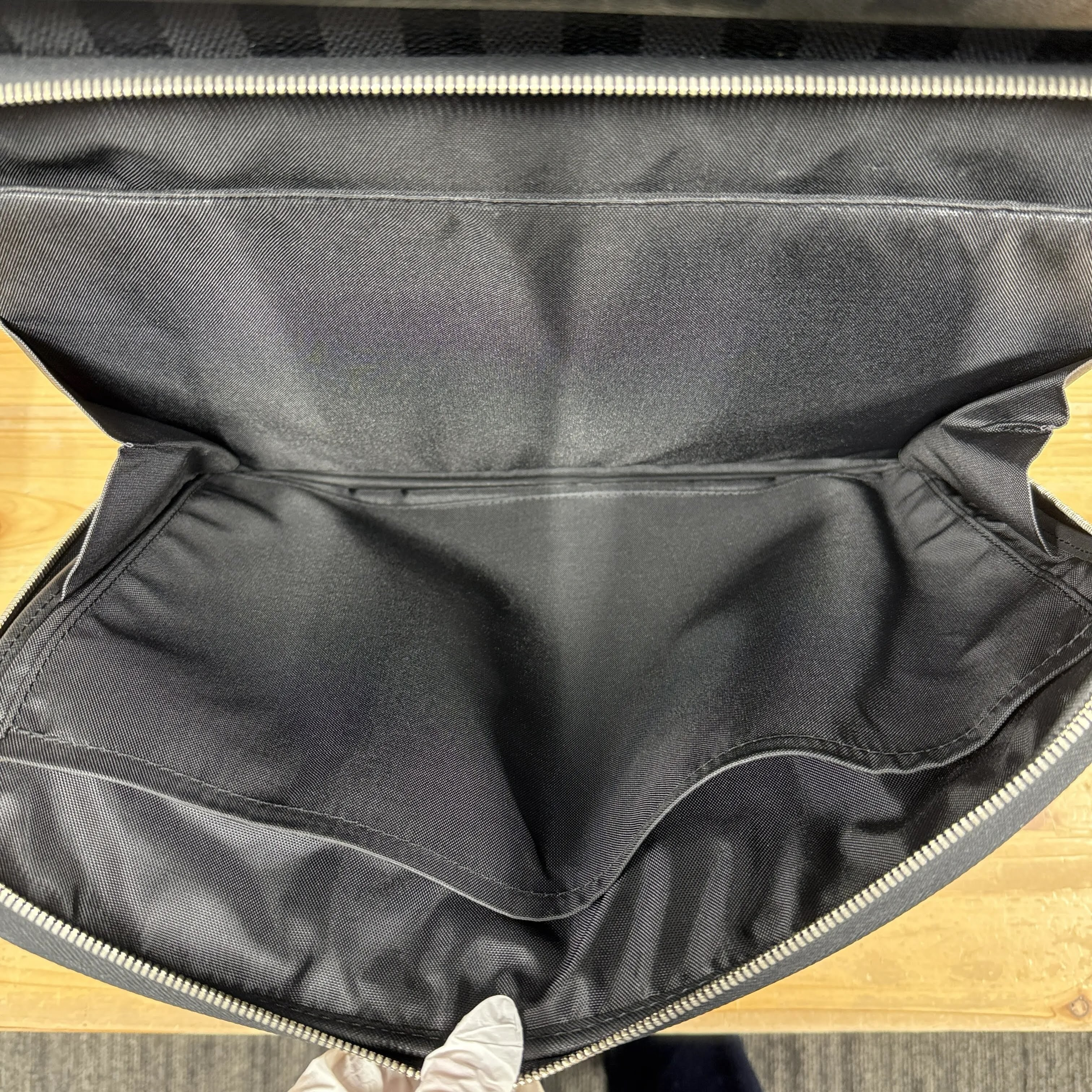 Damier Graphite Carry Bag — view 8
