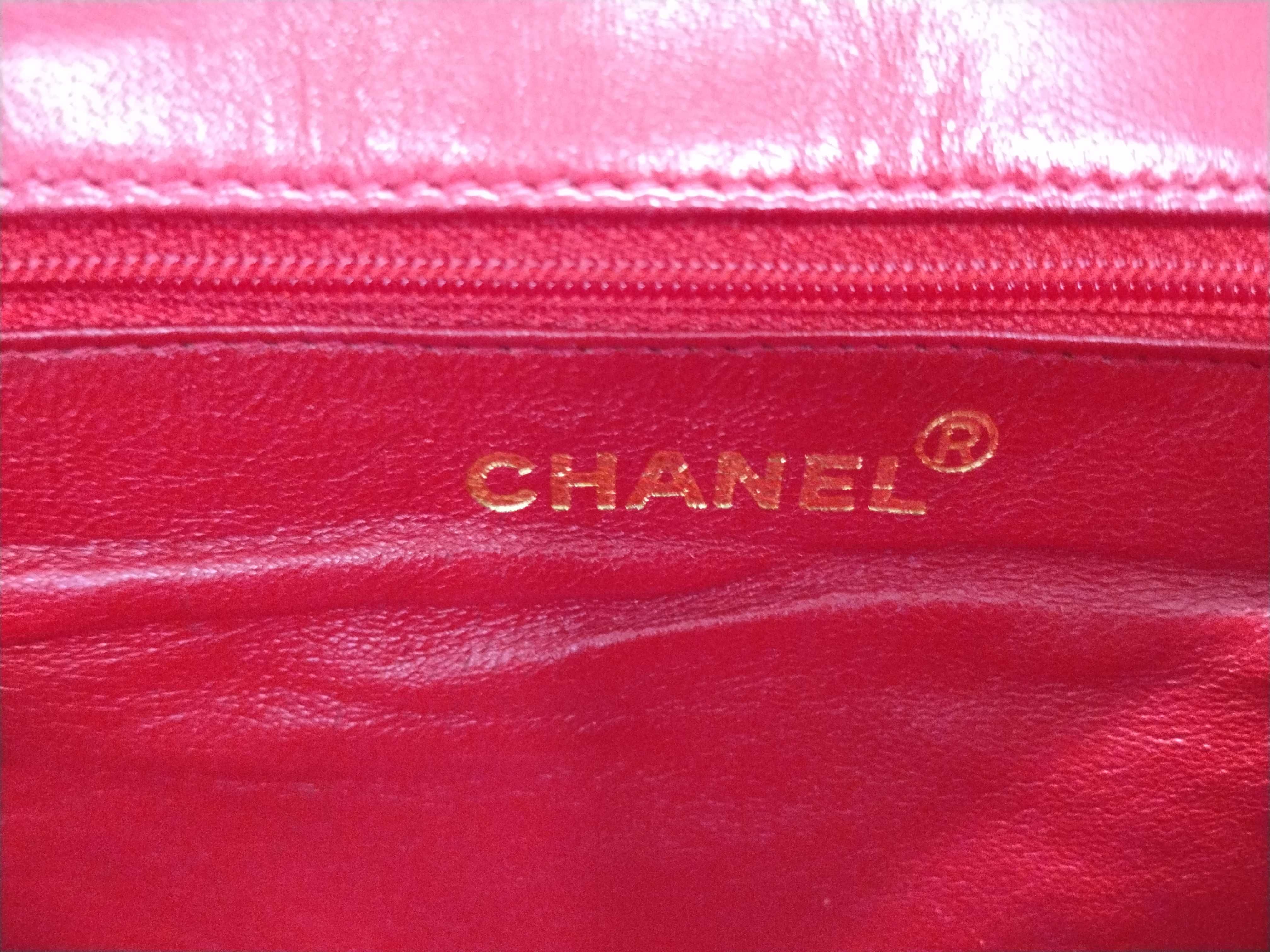 Lambskin V-Stitch Turnlock Chain Shoulder Bag — view 11