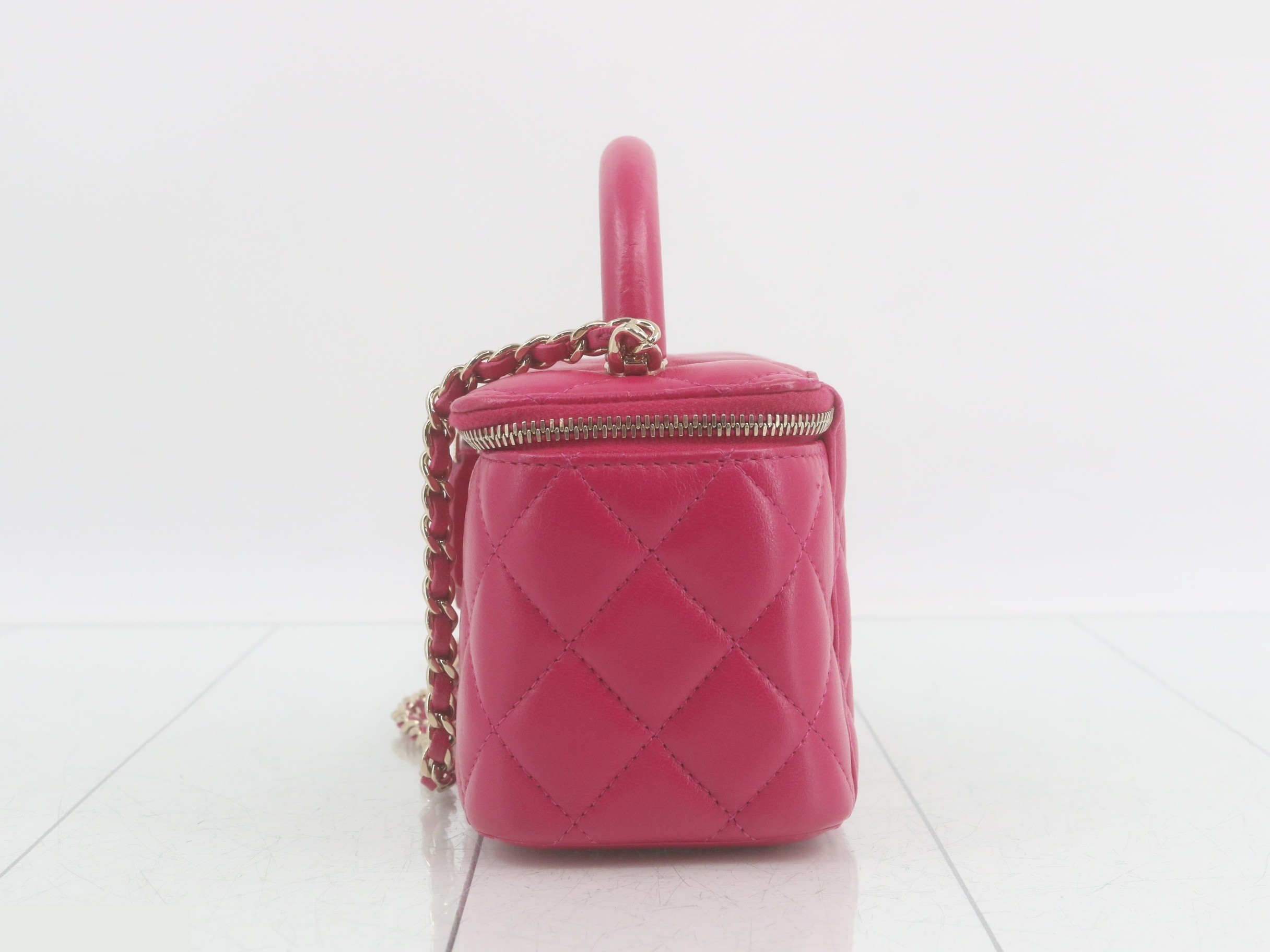 Matelassé Vanity Handbag / Chain Shoulder Bag (2-way) — view 3