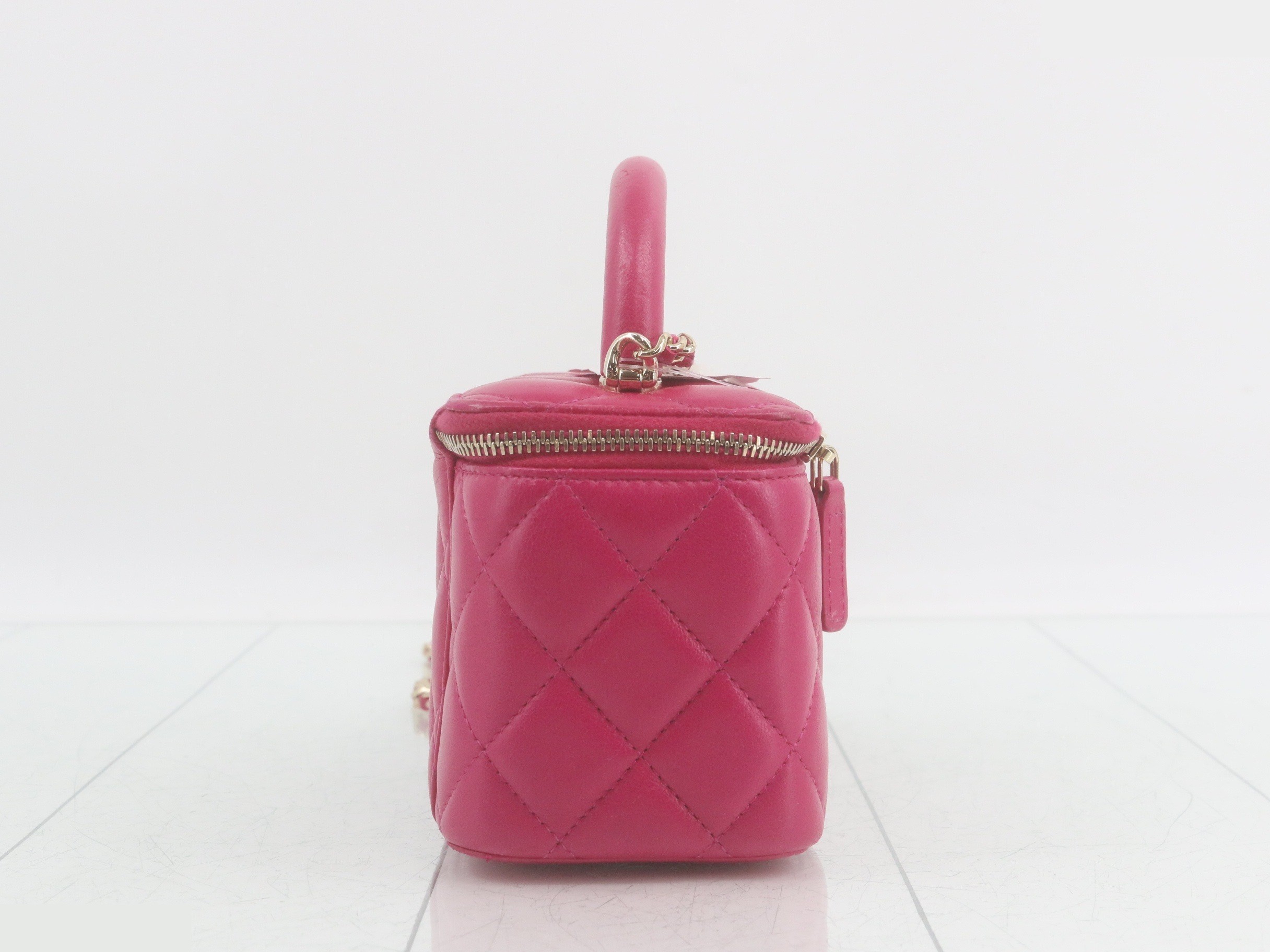 Matelassé Vanity Handbag / Chain Shoulder Bag (2-way) — view 4