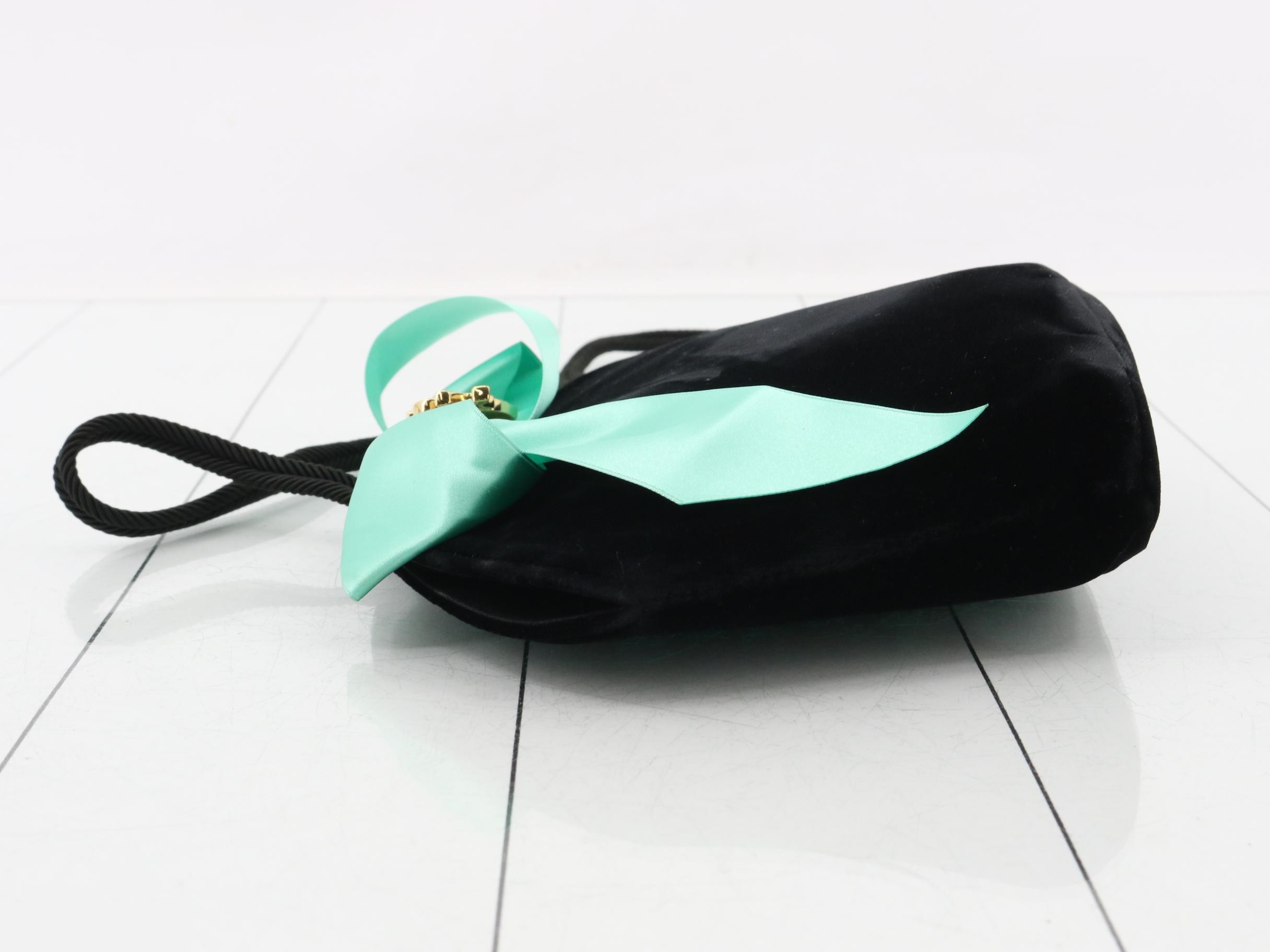 Velvet shoulder bag with brooch and ribbon — view 4