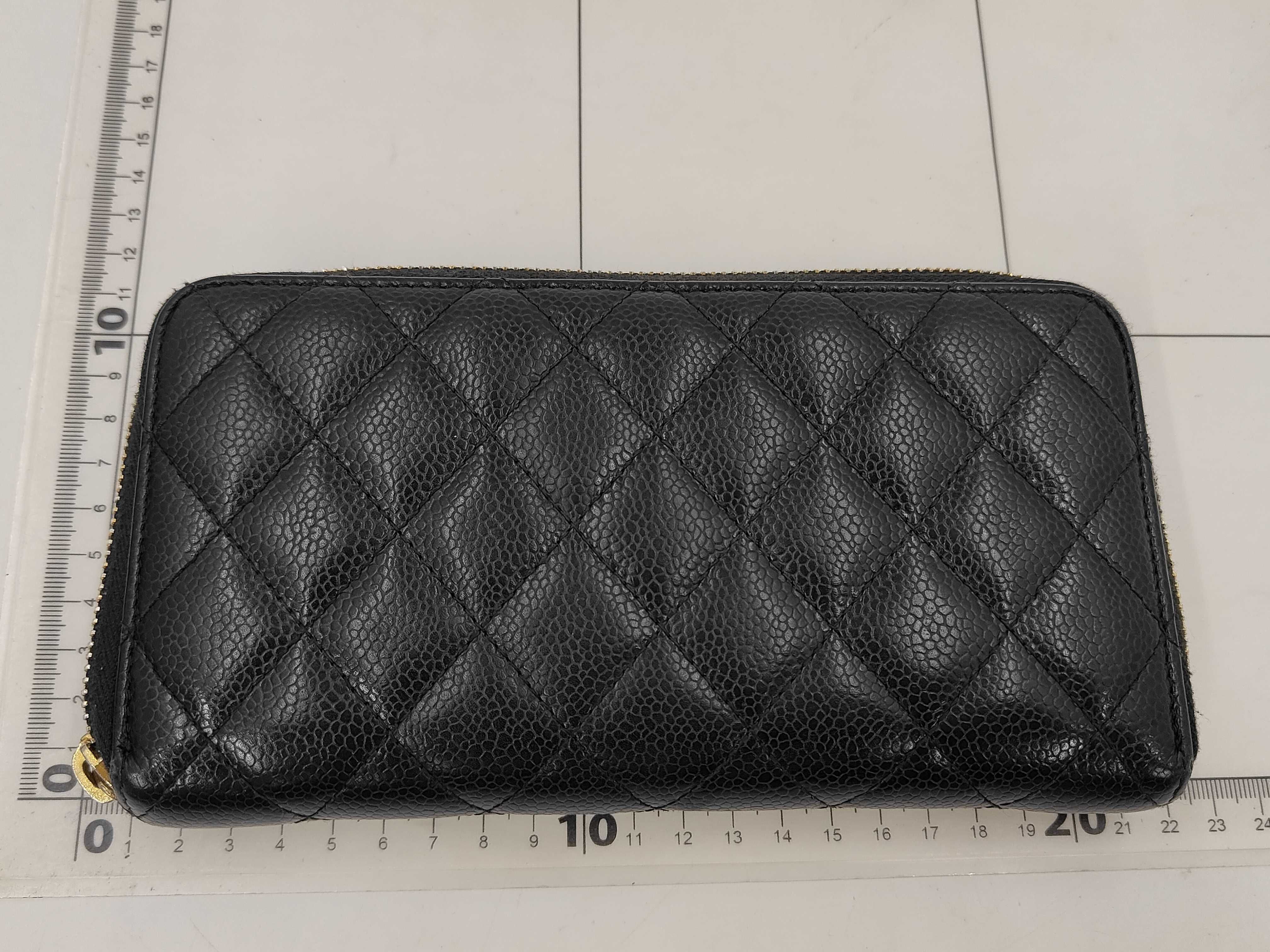 Matelassé Caviar Skin Round Zip Long Wallet 22118*** Accessories: Box, Guarantee Card Wallet — view 2