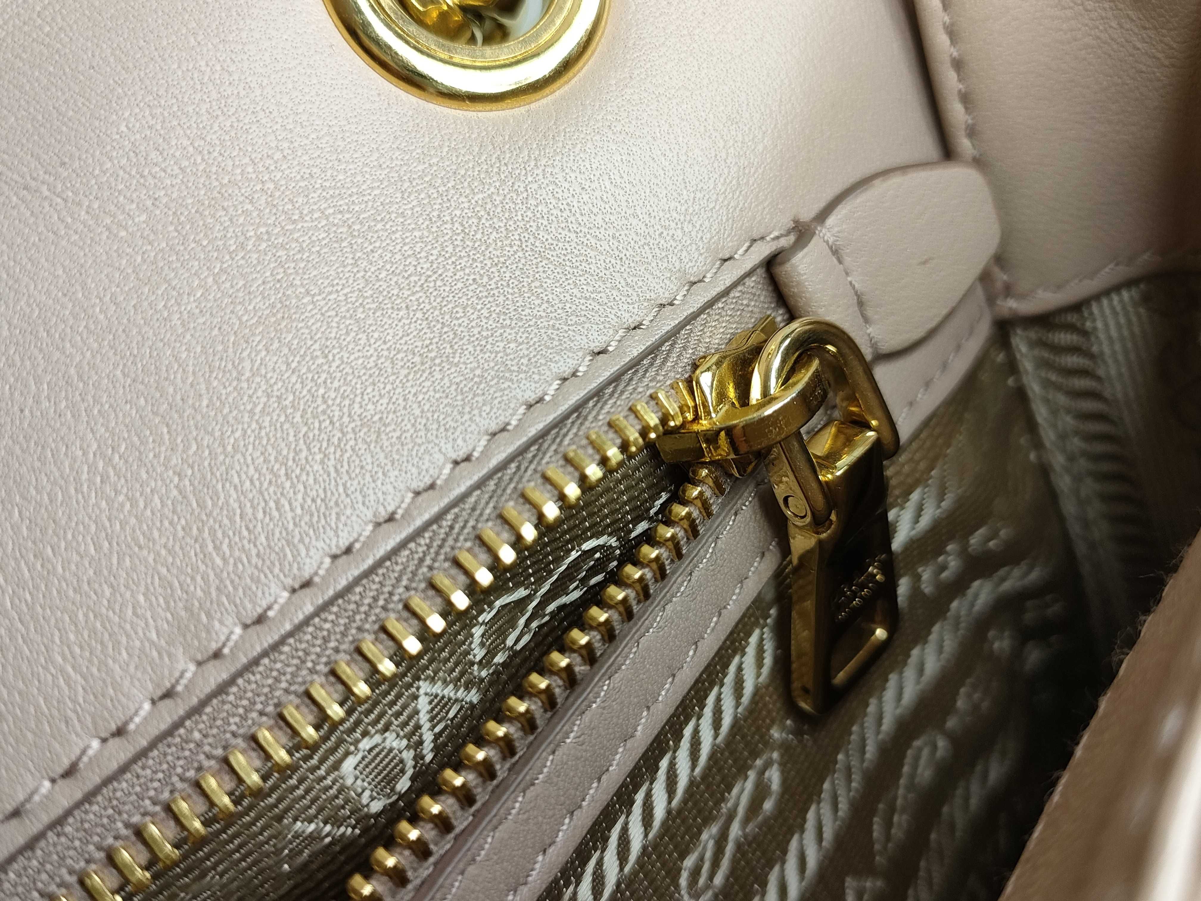 PH- Gaufre Beige Chain Leather Shoulder Bag 24cm Shoulder Bag — view 13