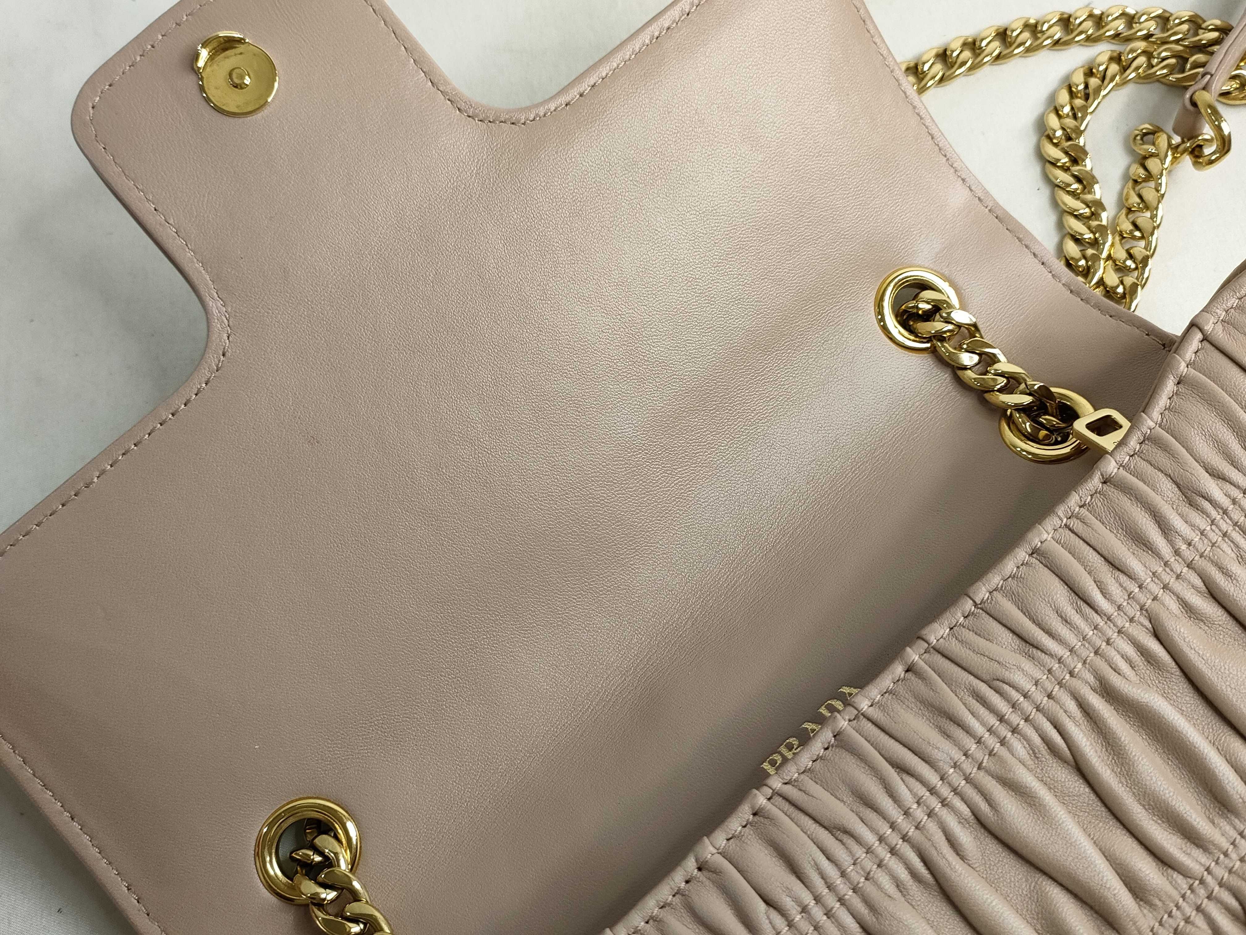 PH- Gaufre Beige Chain Leather Shoulder Bag 24cm Shoulder Bag — view 8