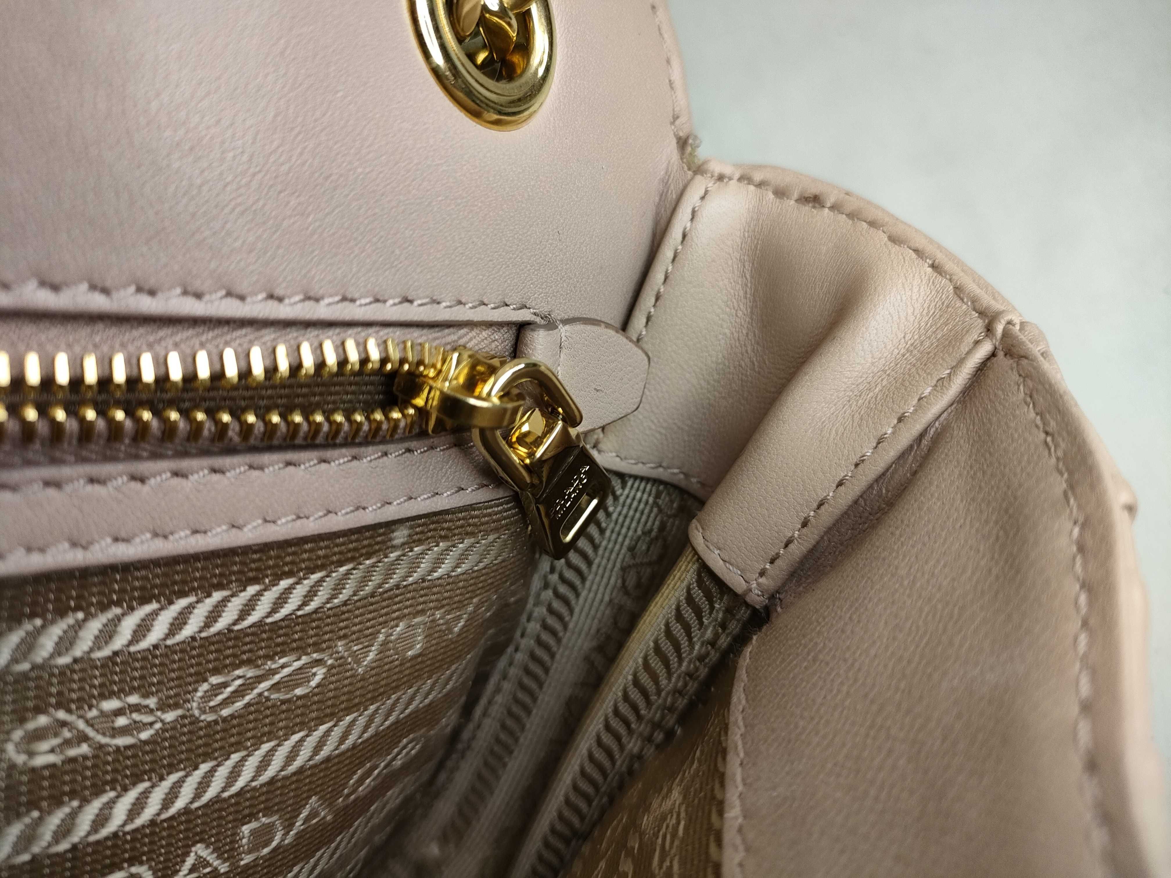 PH- Gaufre Beige Chain Leather Shoulder Bag 24cm Shoulder Bag — view 9