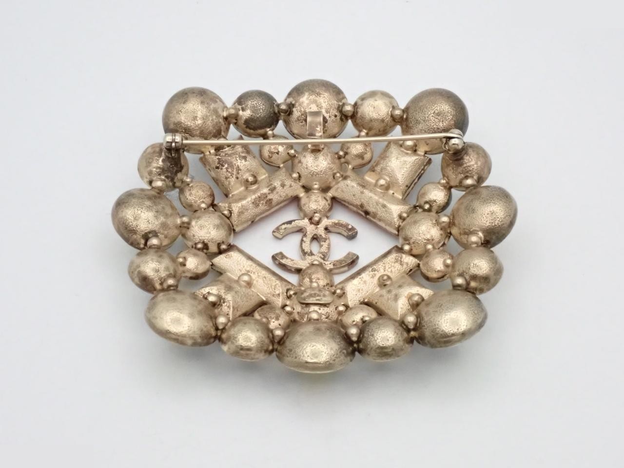 brooch — view 2