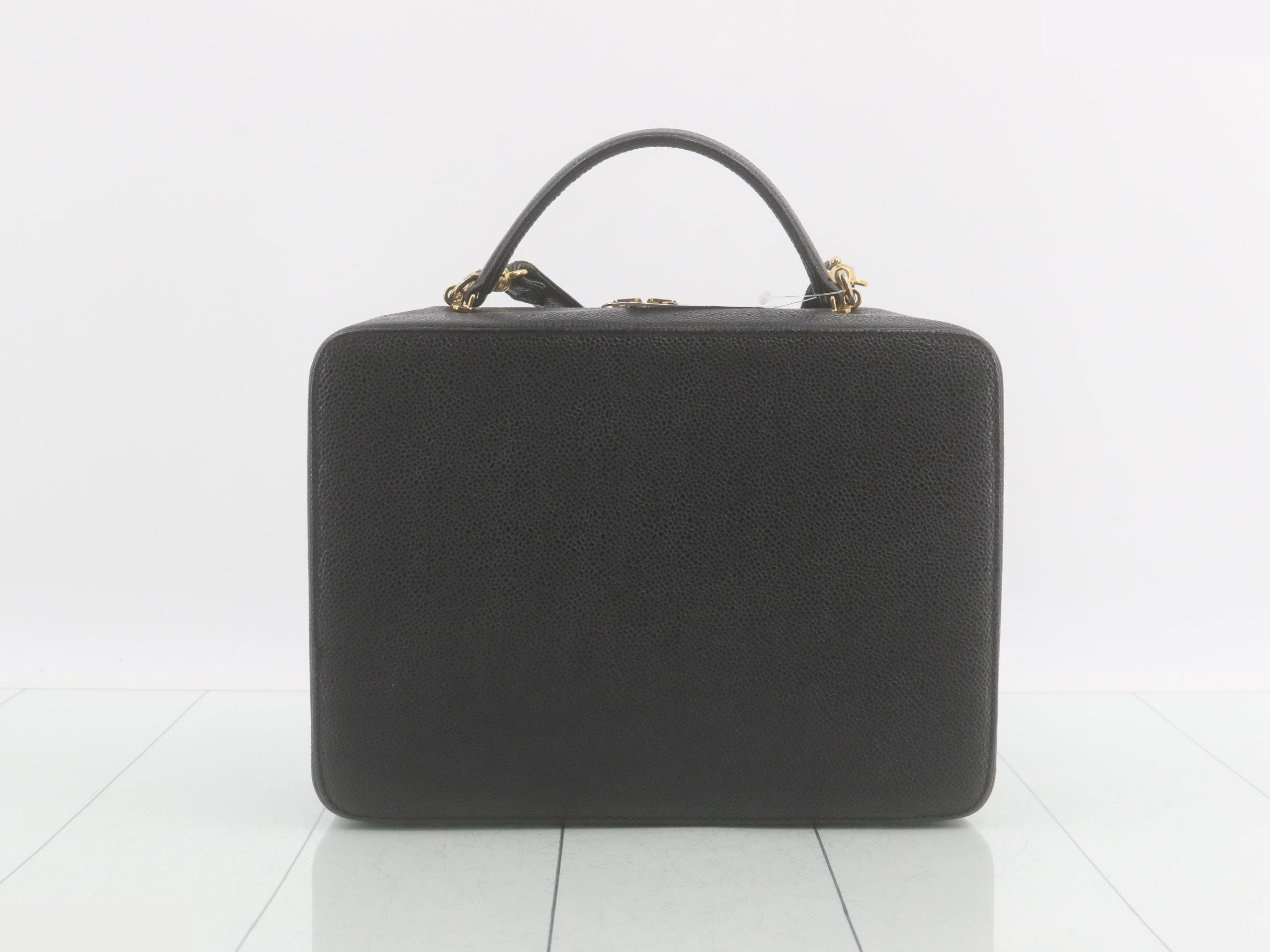 Caviar skin (bag) and other items, vanity case, item number 5. — view 2