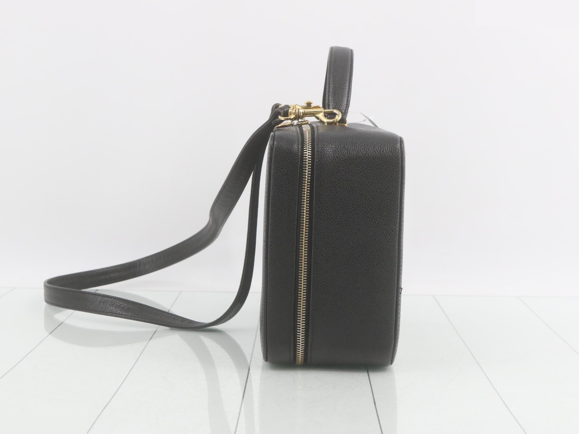 Caviar skin (bag) and other items, vanity case, item number 5. — view 3