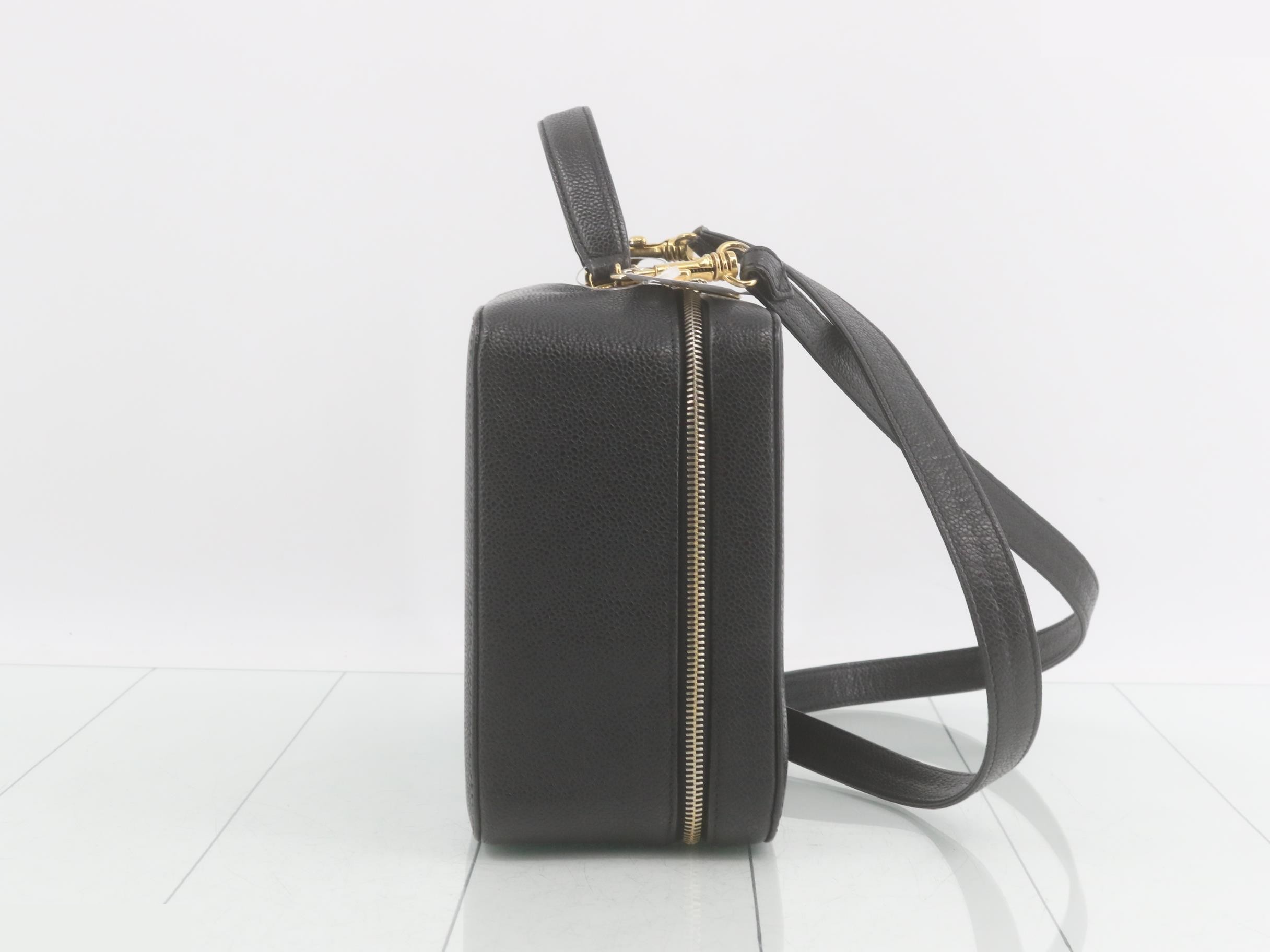 Caviar skin (bag) and other items, vanity case, item number 5. — view 4