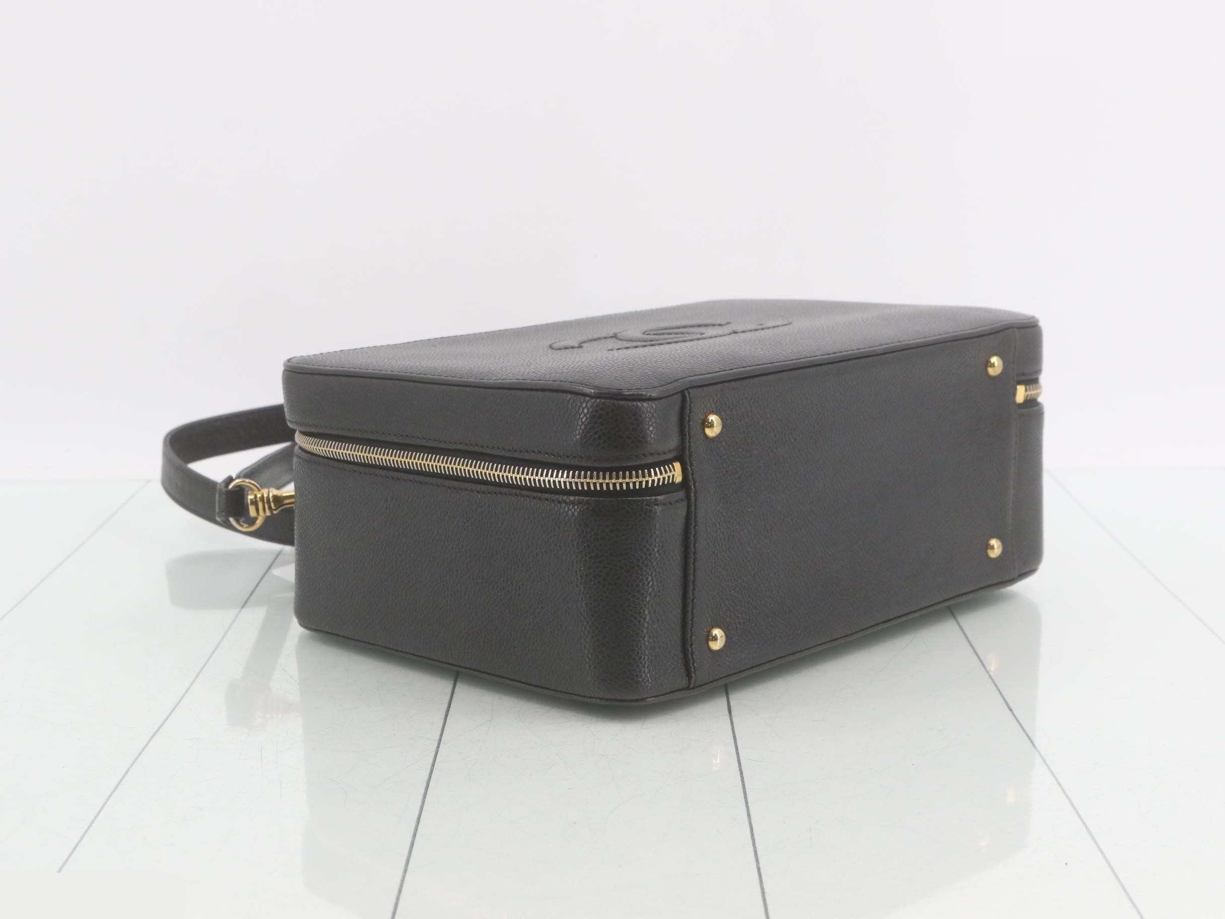 Caviar skin (bag) and other items, vanity case, item number 5. — view 5