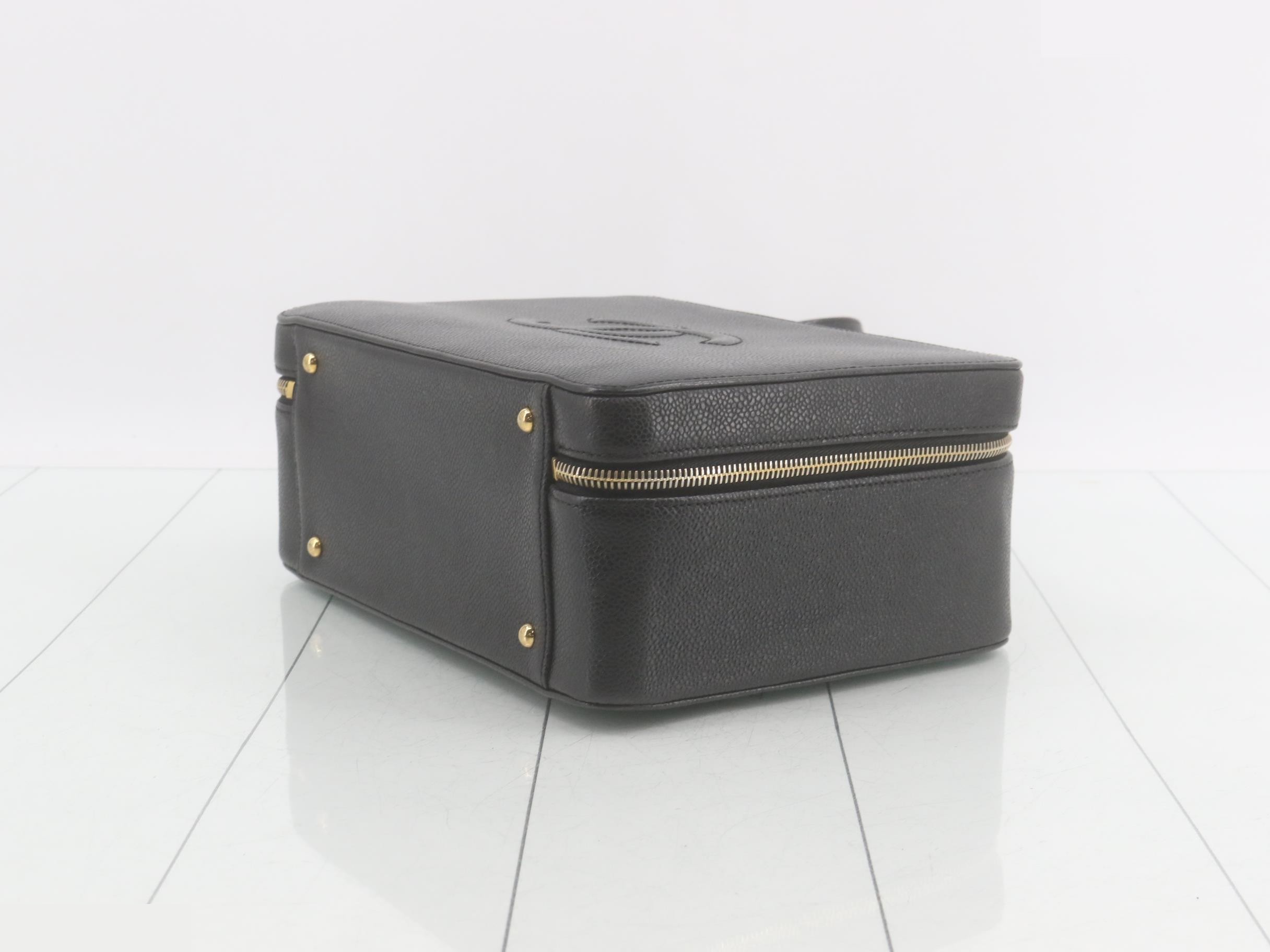 Caviar skin (bag) and other items, vanity case, item number 5. — view 6