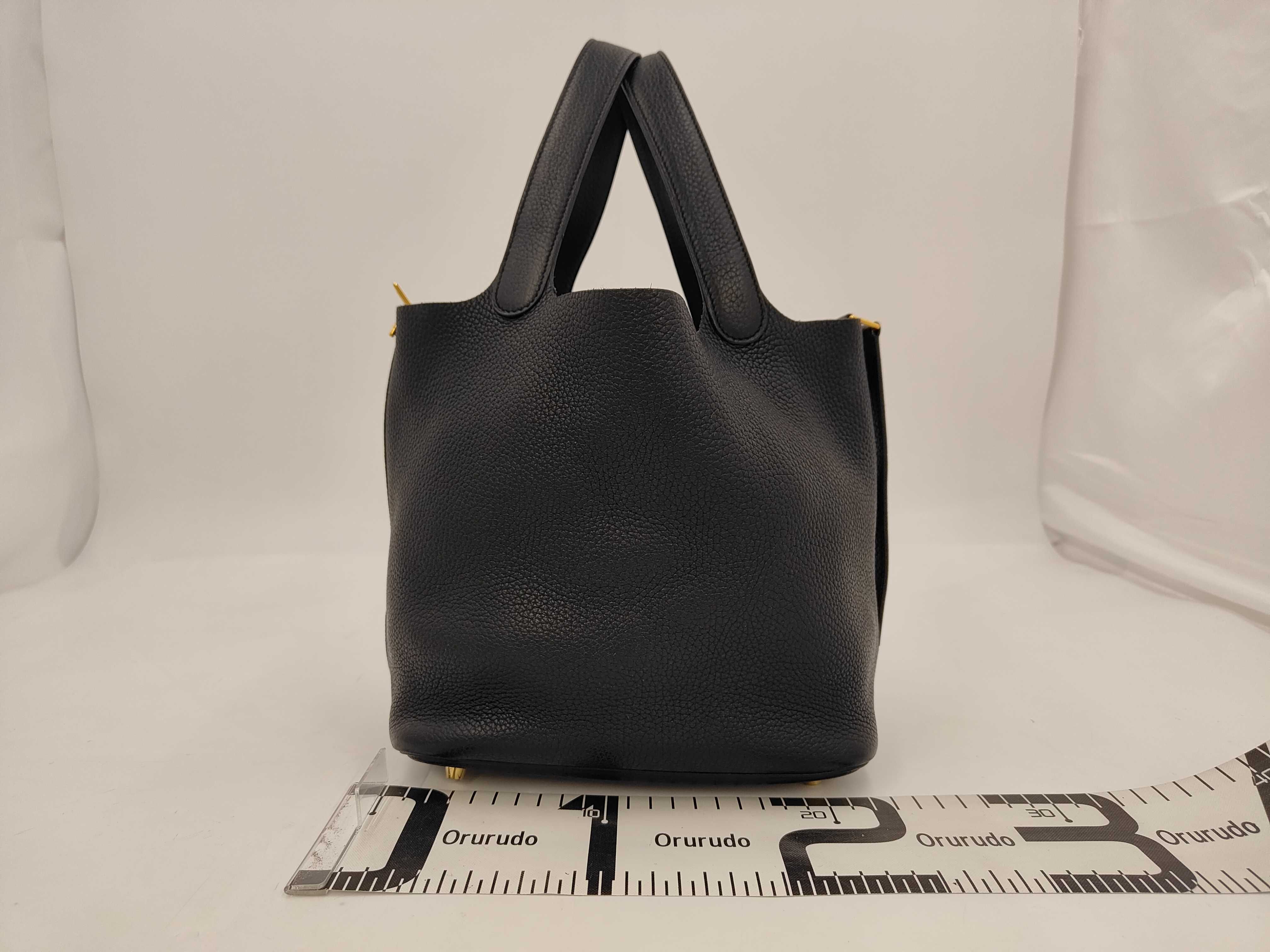Picotin Lock MM Handbag, Gris Misty/Champagne Gold Hardware, Taurillon Clemence Leather, Y Stamp — view 2