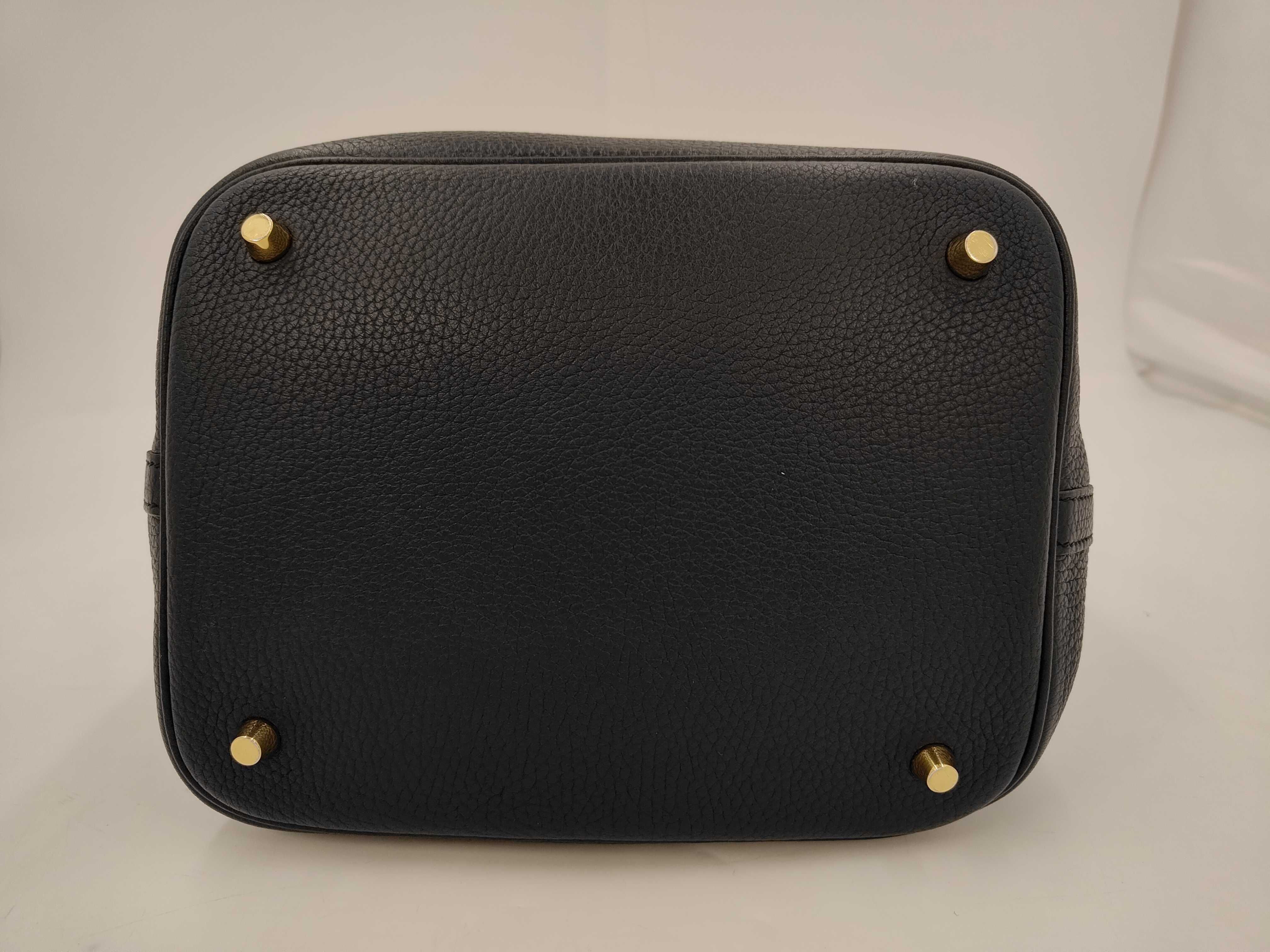 Picotin Lock MM Handbag, Gris Misty/Champagne Gold Hardware, Taurillon Clemence Leather, Y Stamp — view 3