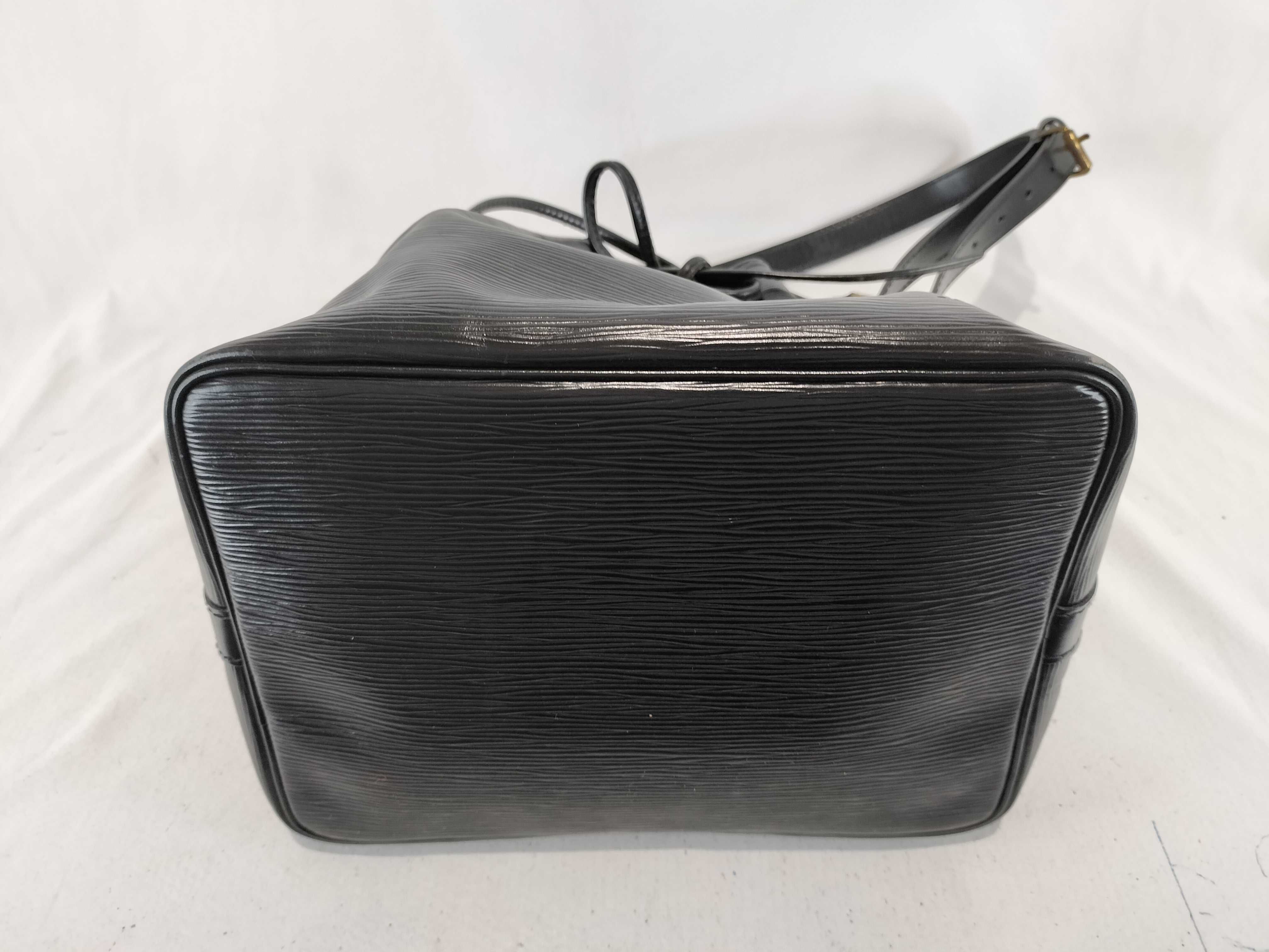 Epi Petit Noé Black Shoulder Bag — view 7