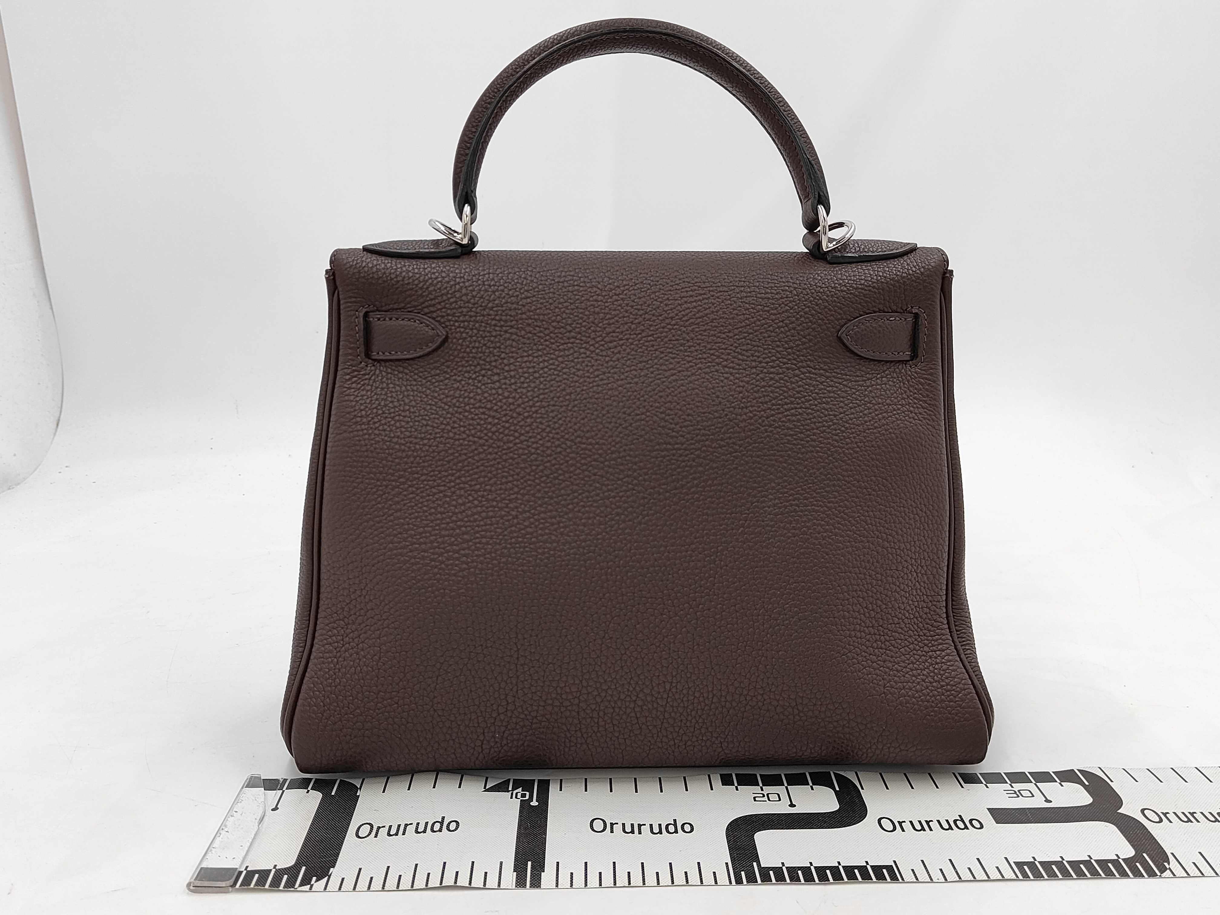 Kelly 28, 2-way bag, Togo leather, Havana finish, silver hardware, H stamp, includes dust bag, strap, clochette, key, and 2 keys. Dimensions: 28 x 19 x 12 cm, shoulder strap approximately 90 cm. Handbag. — view 2