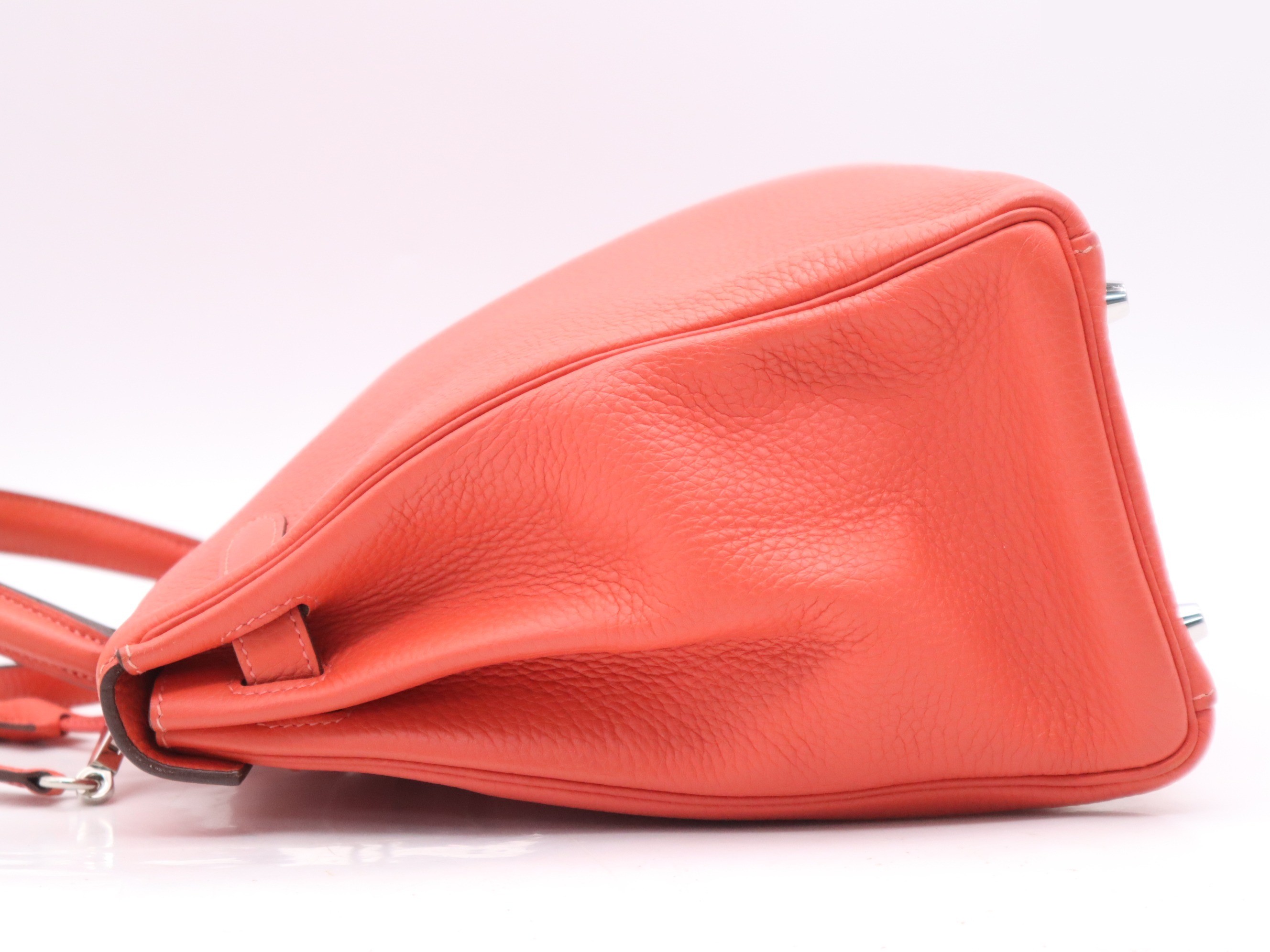Taurillon Clemence Kelly 35, Red, includes shoulder strap, padlock, and two keys. — view 3