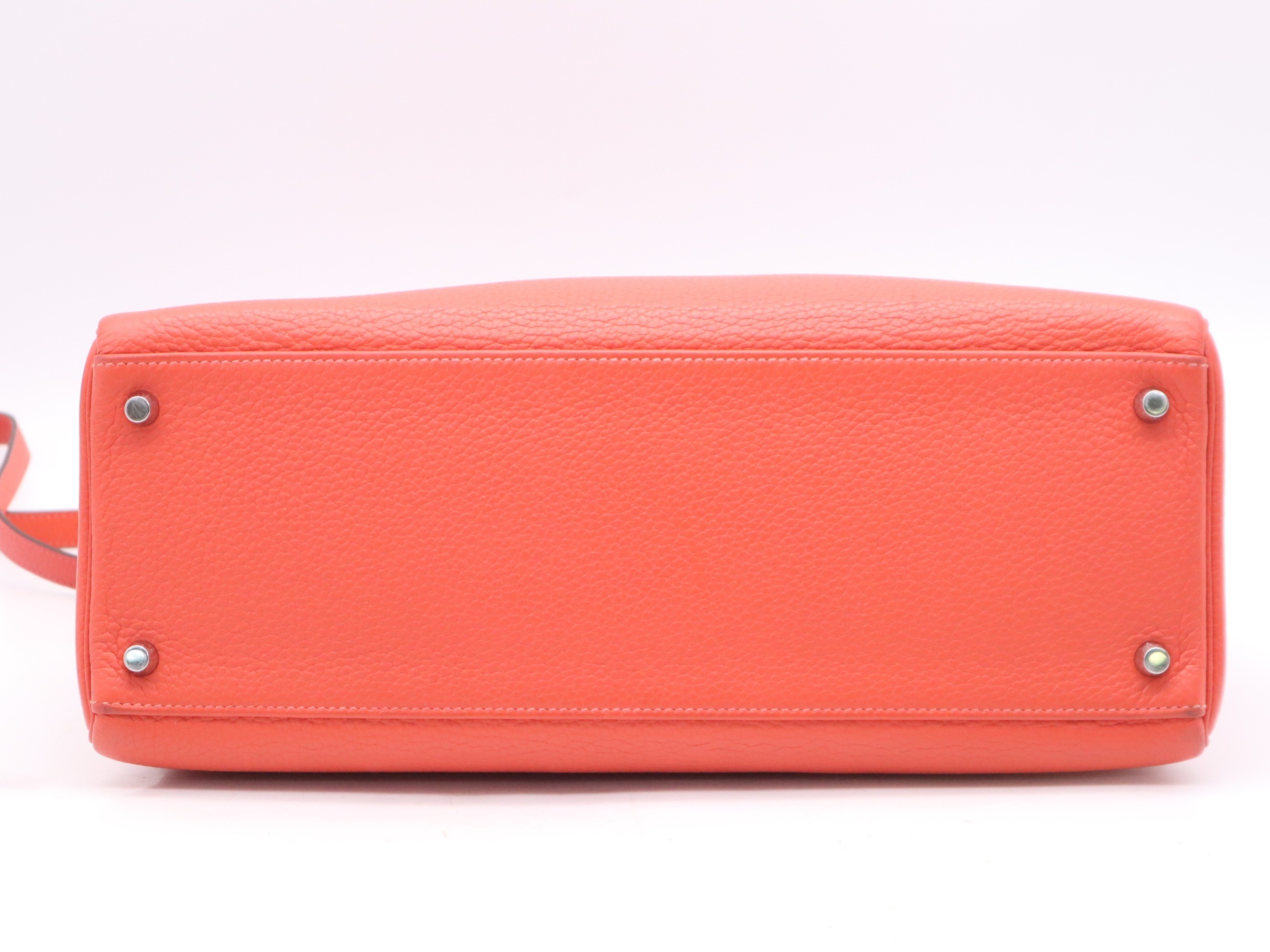 Taurillon Clemence Kelly 35, Red, includes shoulder strap, padlock, and two keys. — view 4