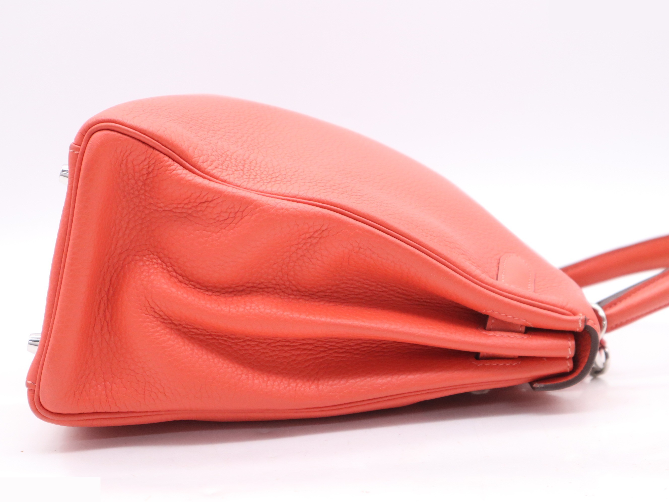 Taurillon Clemence Kelly 35, Red, includes shoulder strap, padlock, and two keys. — view 5