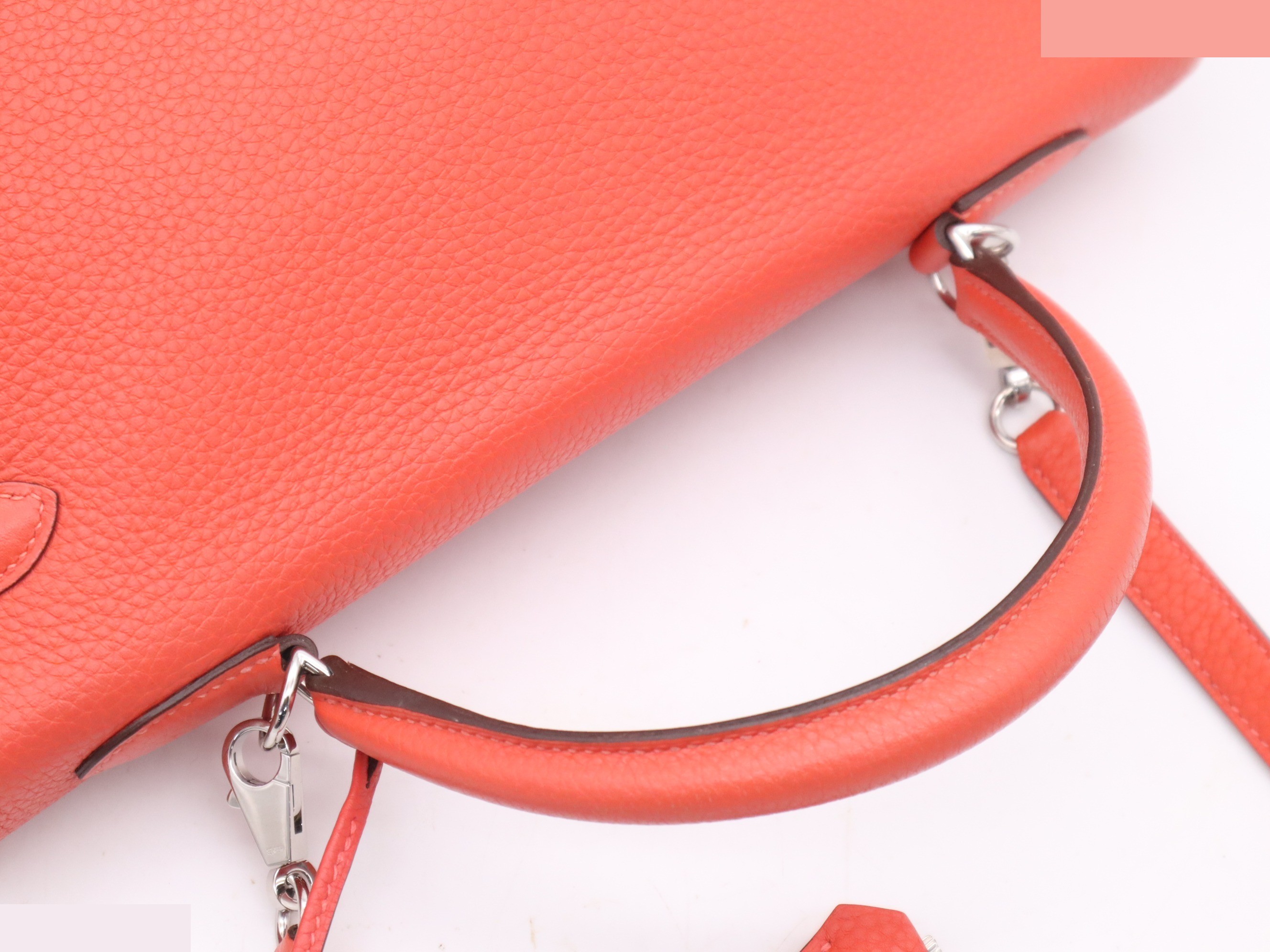 Taurillon Clemence Kelly 35, Red, includes shoulder strap, padlock, and two keys. — view 6
