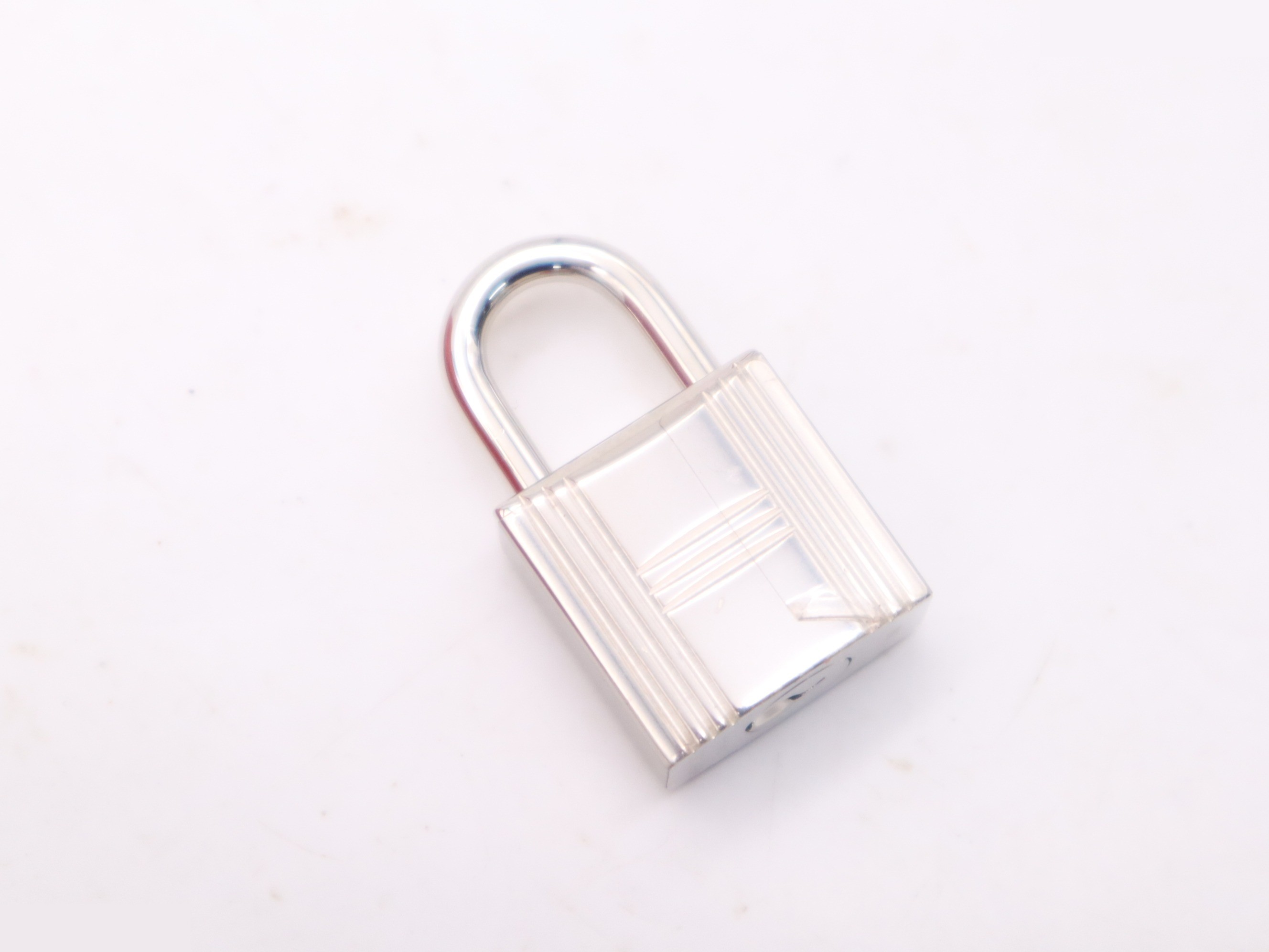 Taurillon Clemence Kelly 35, Red, includes shoulder strap, padlock, and two keys. — view 9