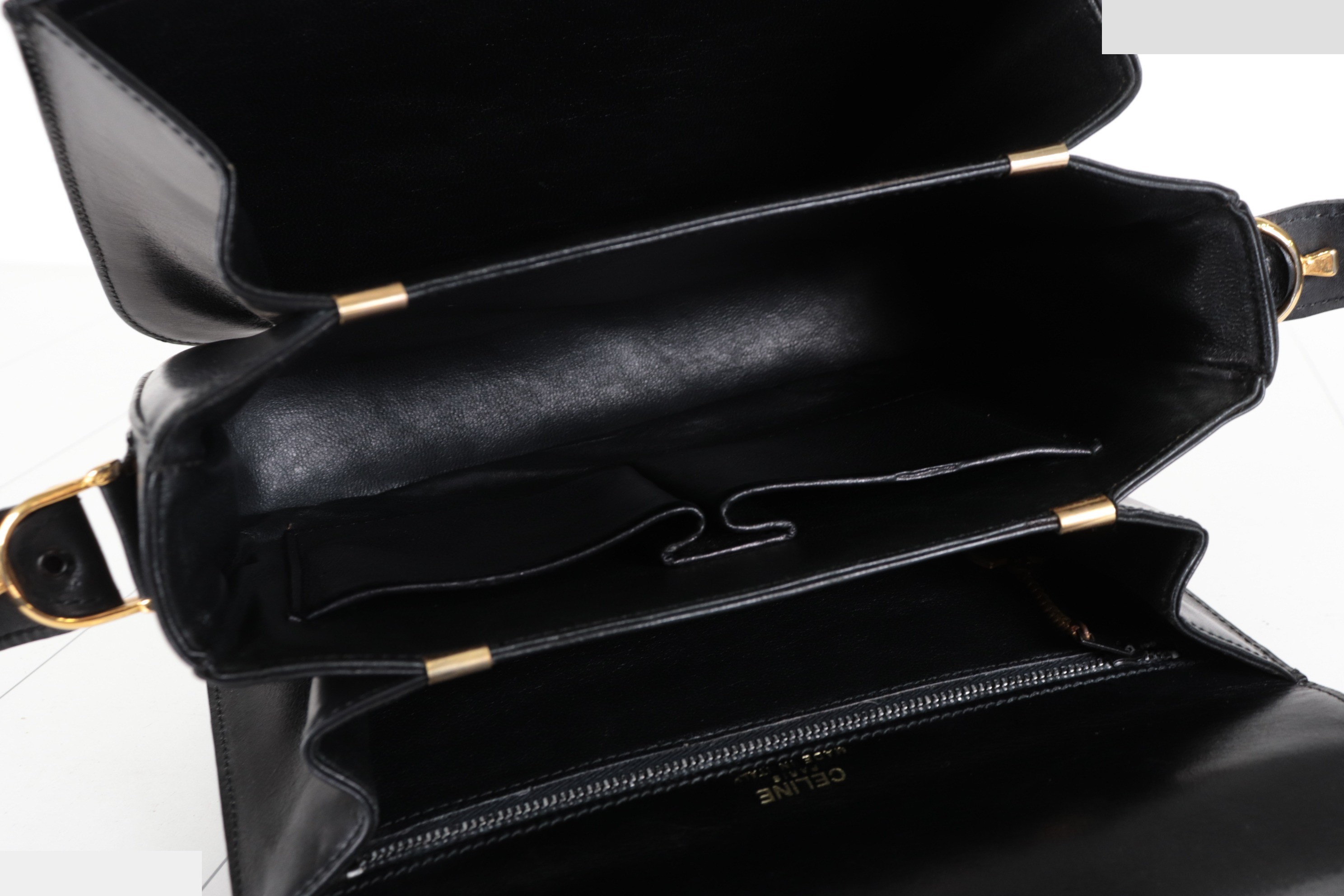 Carriage hardware leather shoulder bag — view 9